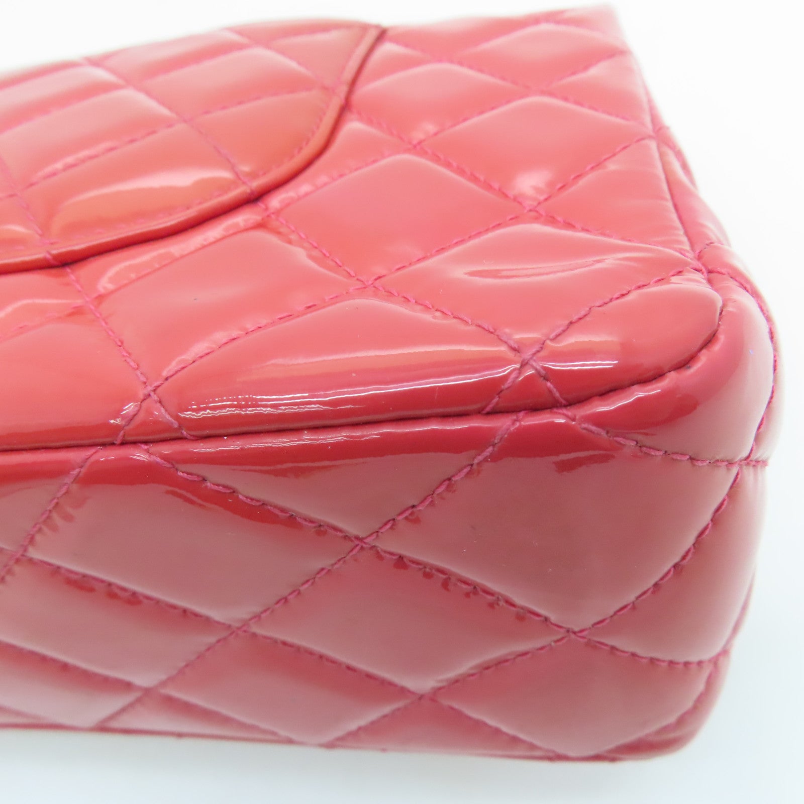 CHANEL 菱格漆皮皮革Classic银扣肩背袋粉红色