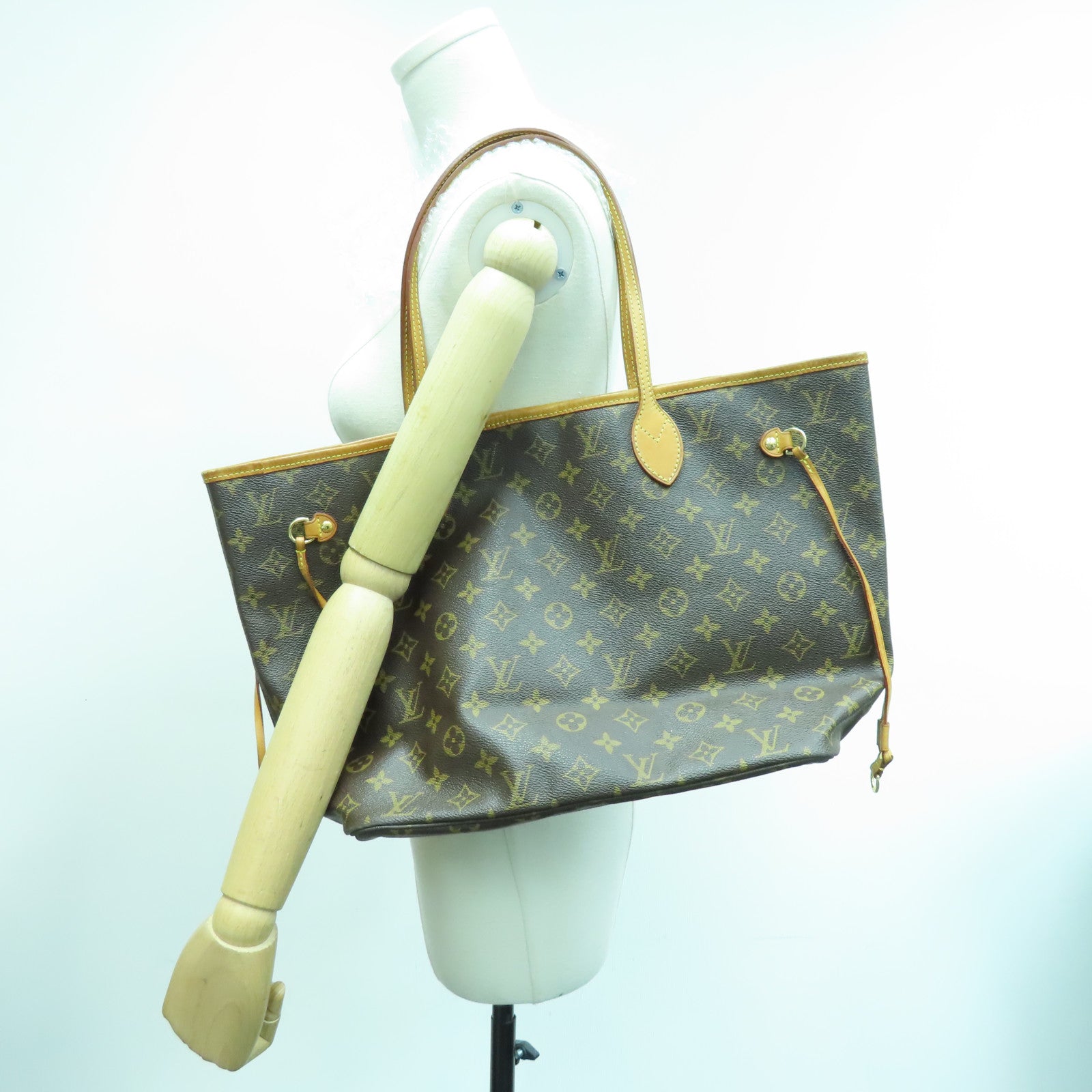 LOUIS VUITTON Monogram Neverfull MM gold buckle handle bag brown
