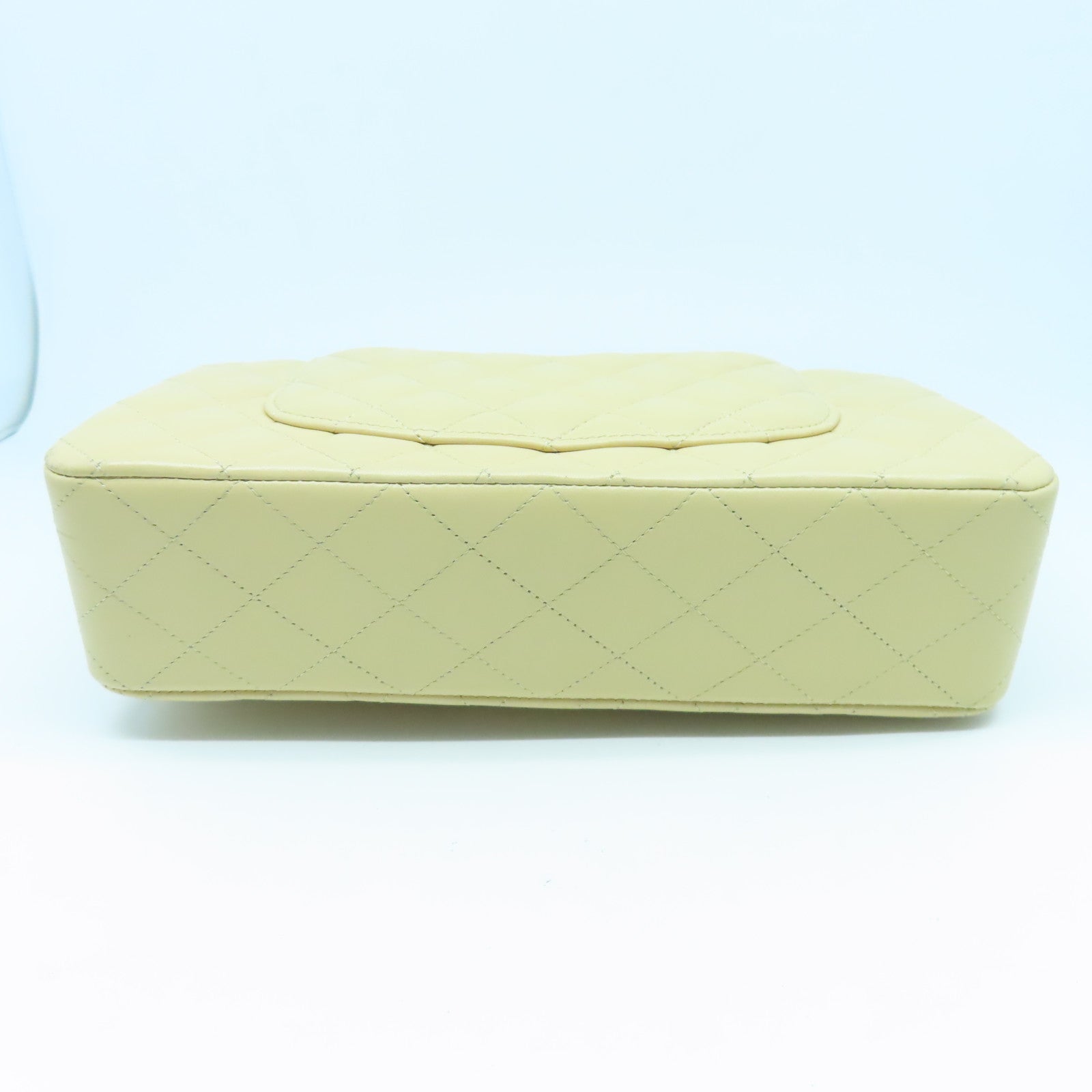 CHANEL 菱格羊皮皮革Classic 25cm金扣鏈帶肩背袋米色