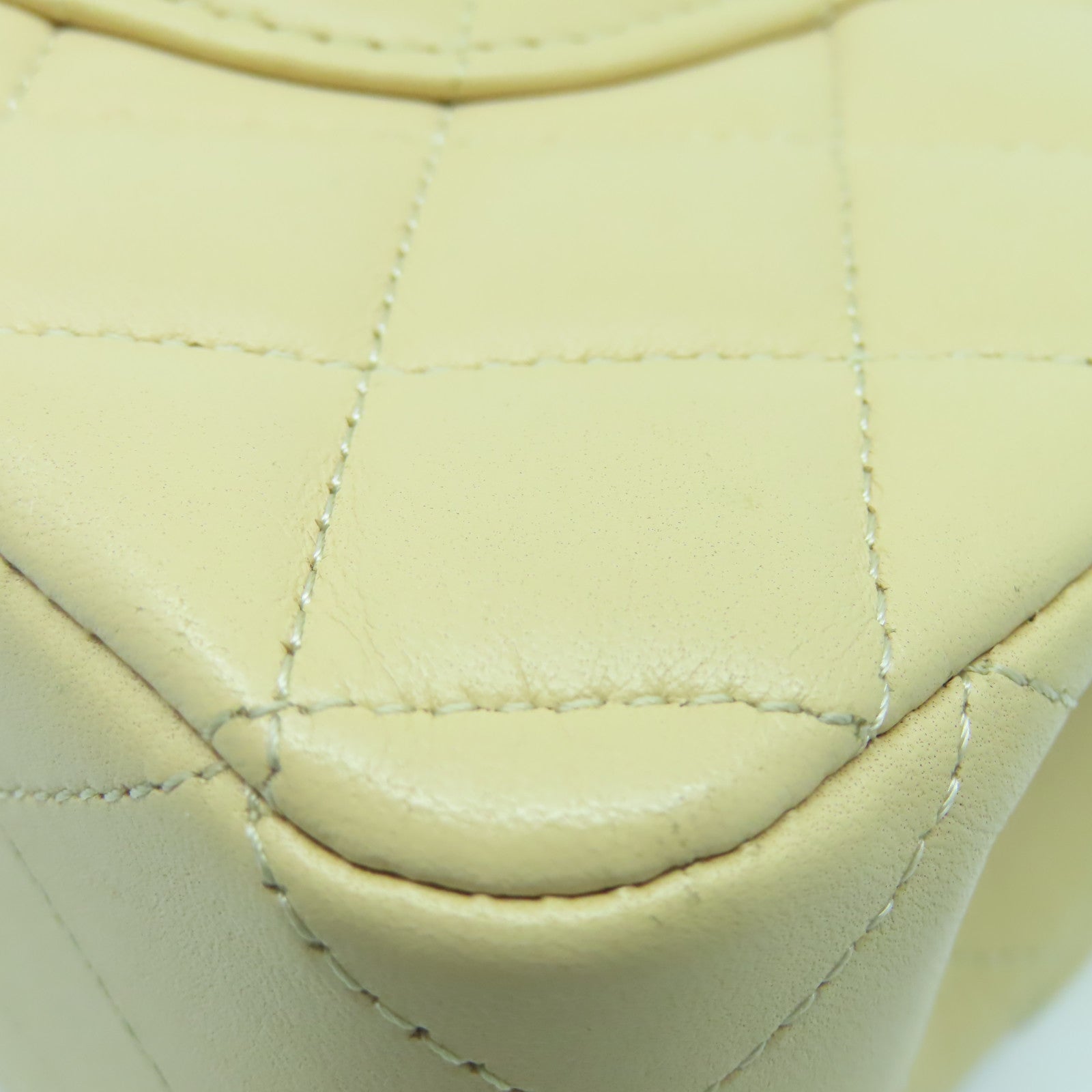 CHANEL 菱格羊皮皮革Classic 25cm金扣鏈帶肩背袋米色