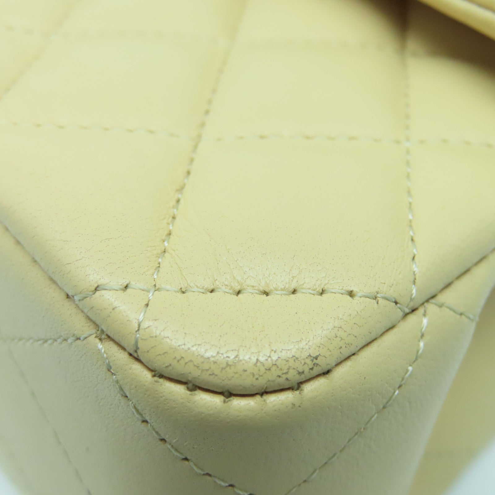 CHANEL 菱格羊皮皮革Classic 25cm金扣鏈帶肩背袋米色