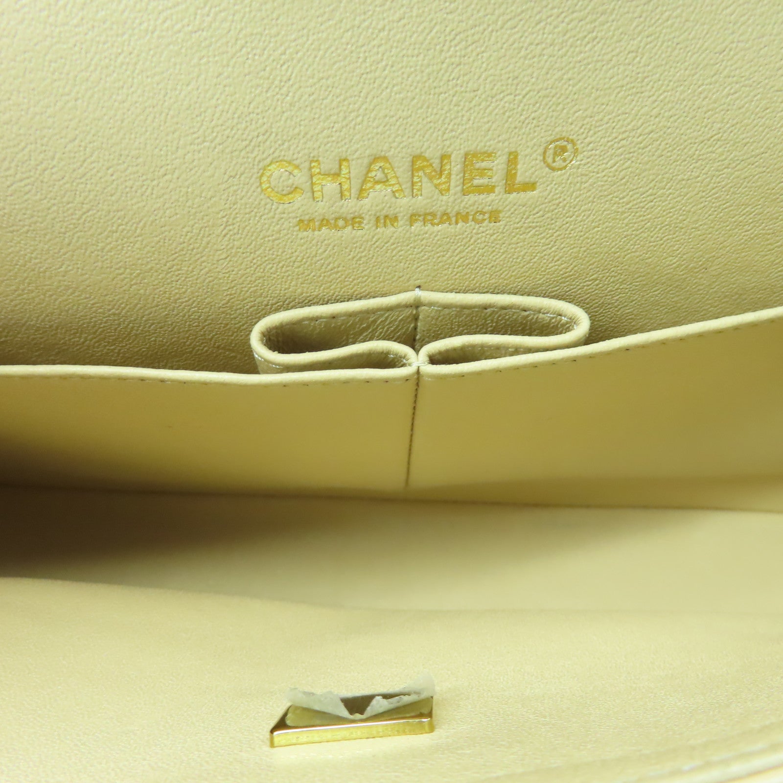 CHANEL 菱格羊皮皮革Classic 25cm金扣鏈帶肩背袋米色