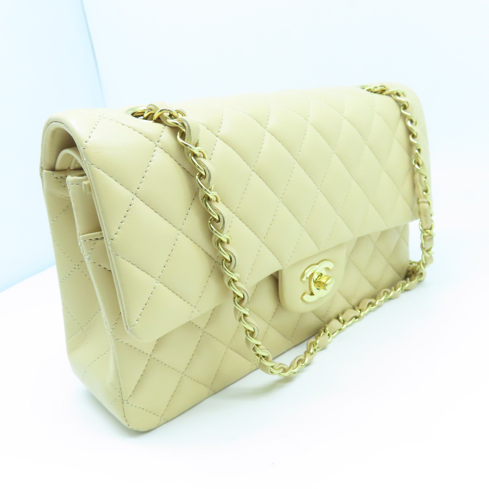 CHANEL 菱格羊皮皮革Classic 25cm金扣鏈帶肩背袋米色