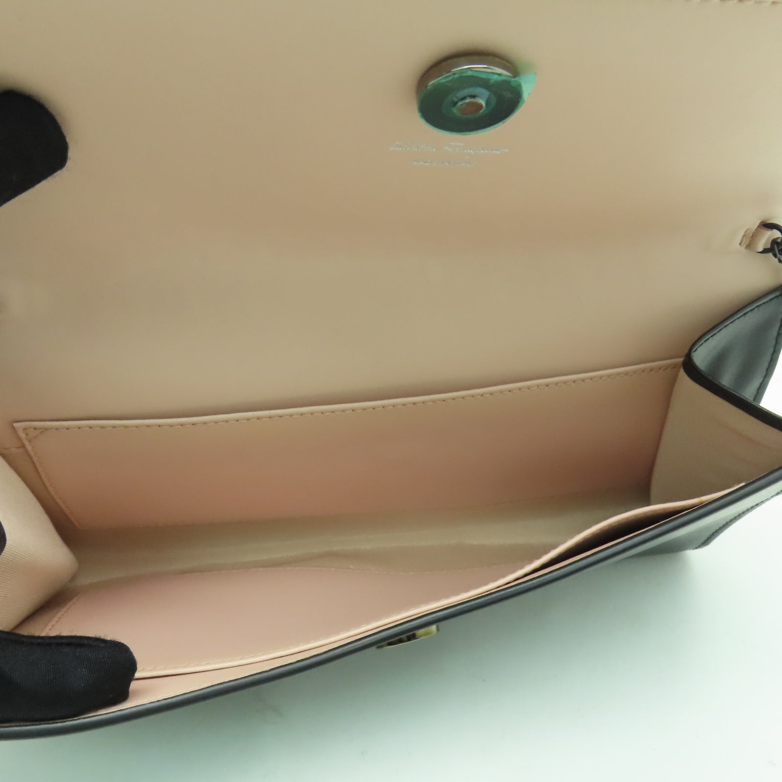 Salvatore Ferragamo 牛皮皮革Shoulder Bag鏈帶肩背袋黑色
