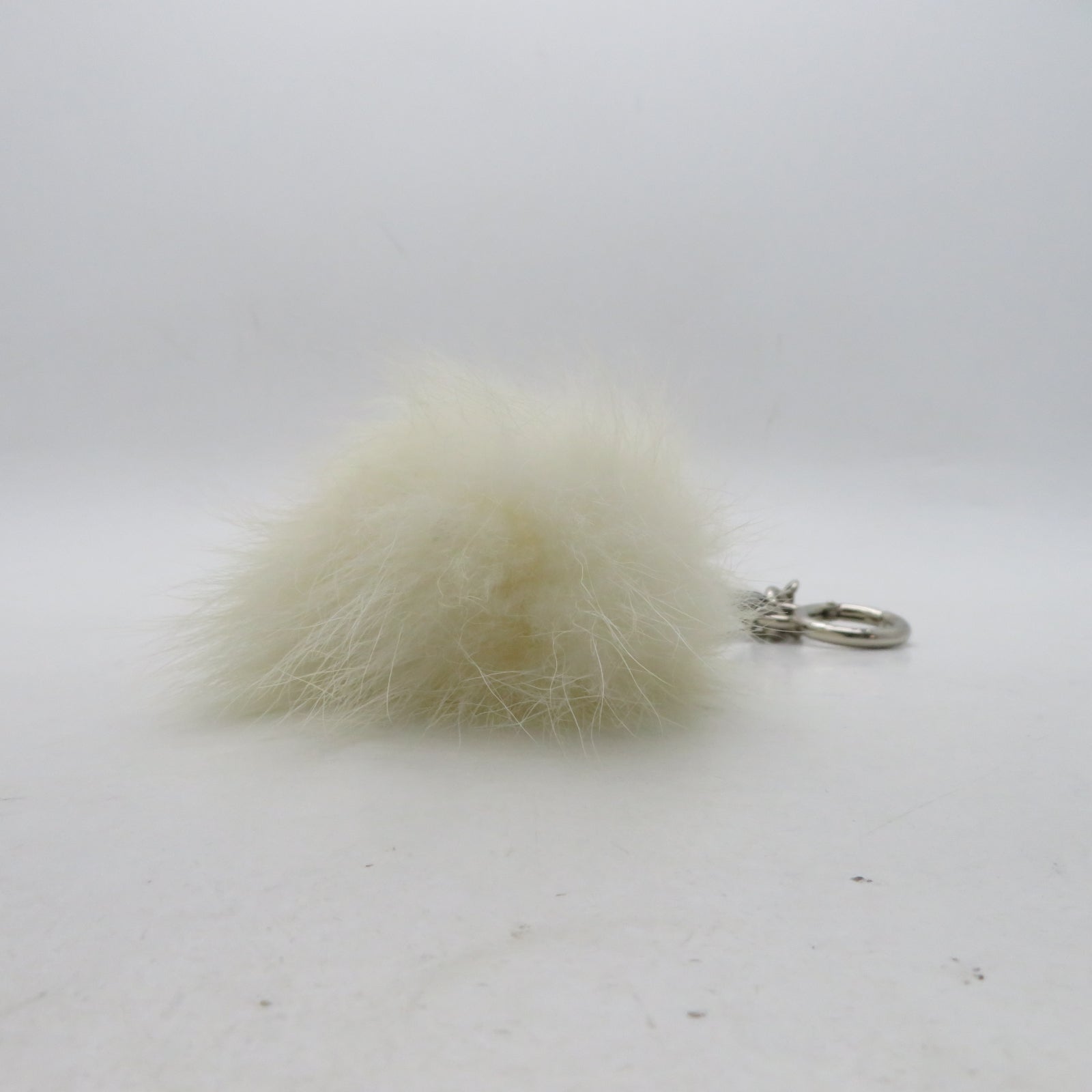 FENDI 毛茸Karlito Charm銀扣掛飾白色