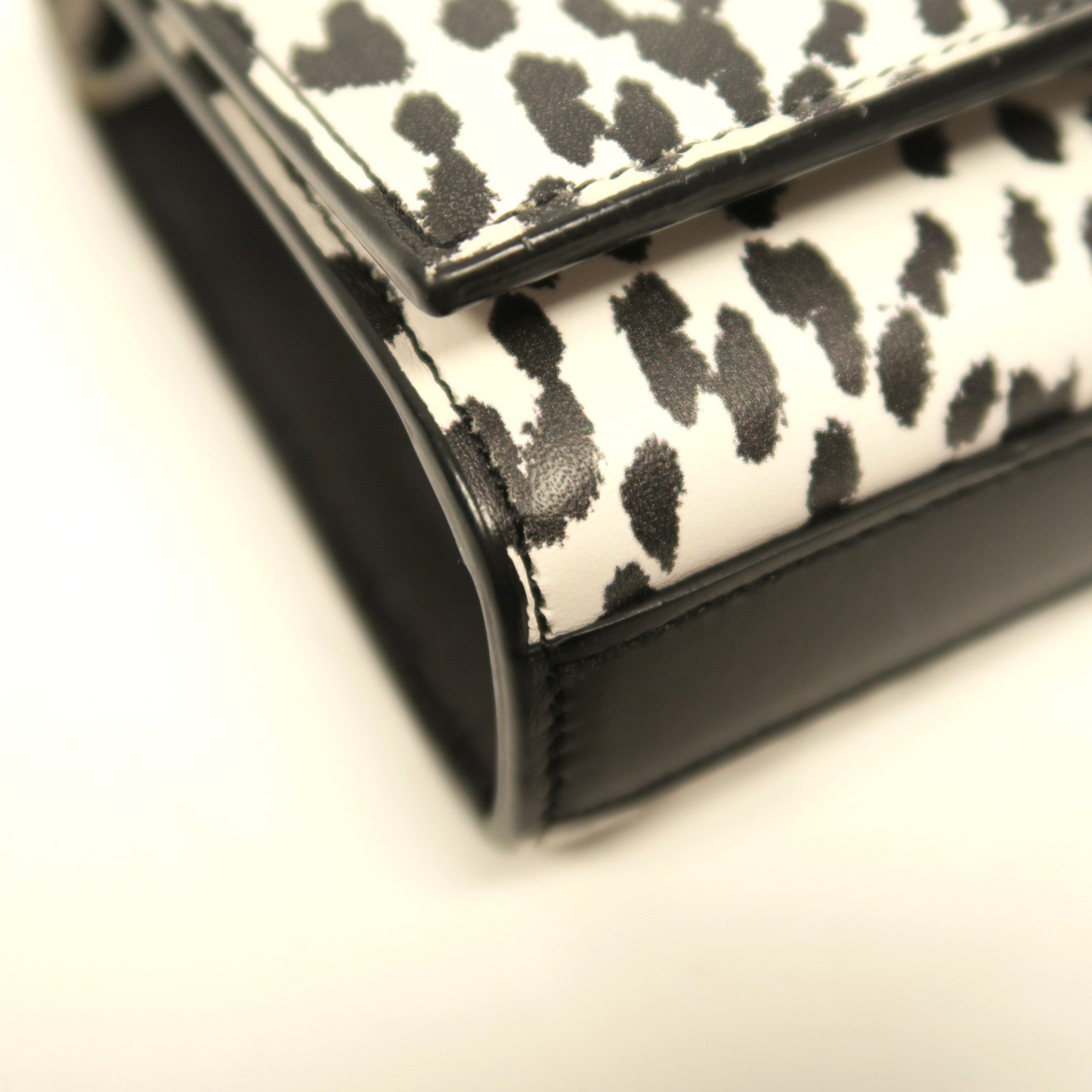 SAINT LAURENT 牛皮皮革Chain Shoulder Bag銀扣鏈帶肩背袋黑色/白色