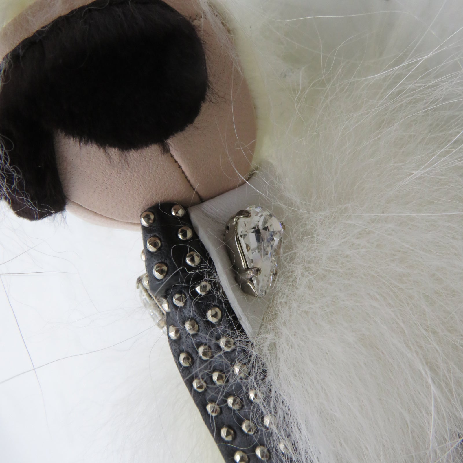 FENDI 毛茸Karlito Charm銀扣掛飾白色