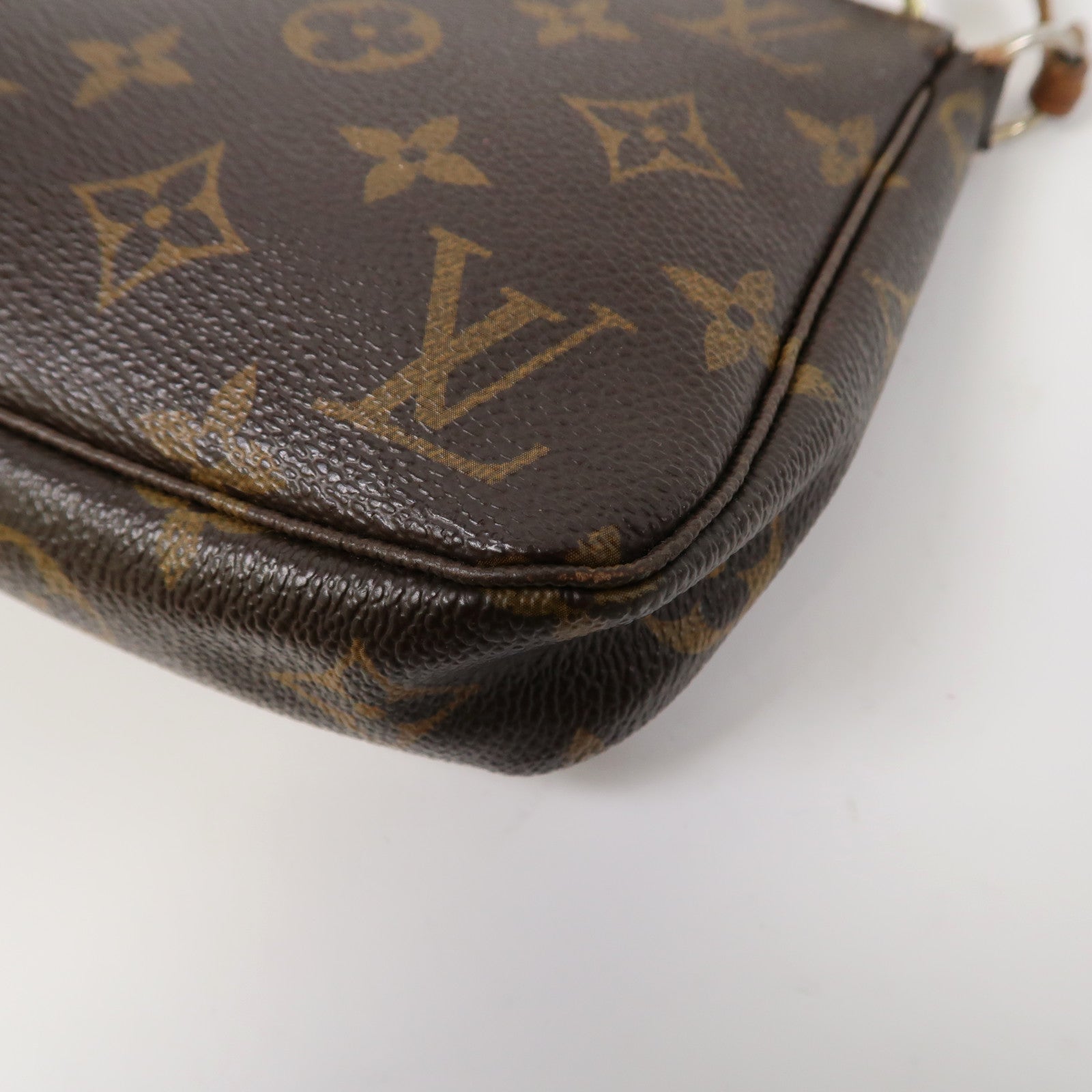 LOUIS VUITTON Monogram Pochette Accessories金扣手拿包啡色