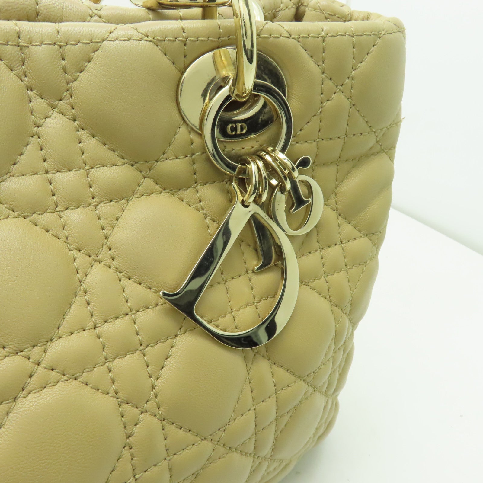Dior 牛皮皮革Lady Dior金扣手挽袋米色