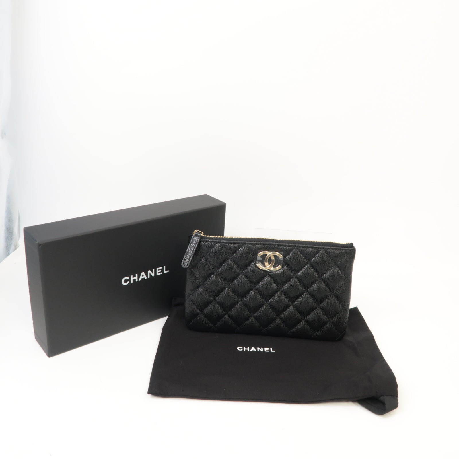 CHANEL 菱格Caviar皮革Pouch金扣手拿包黑色