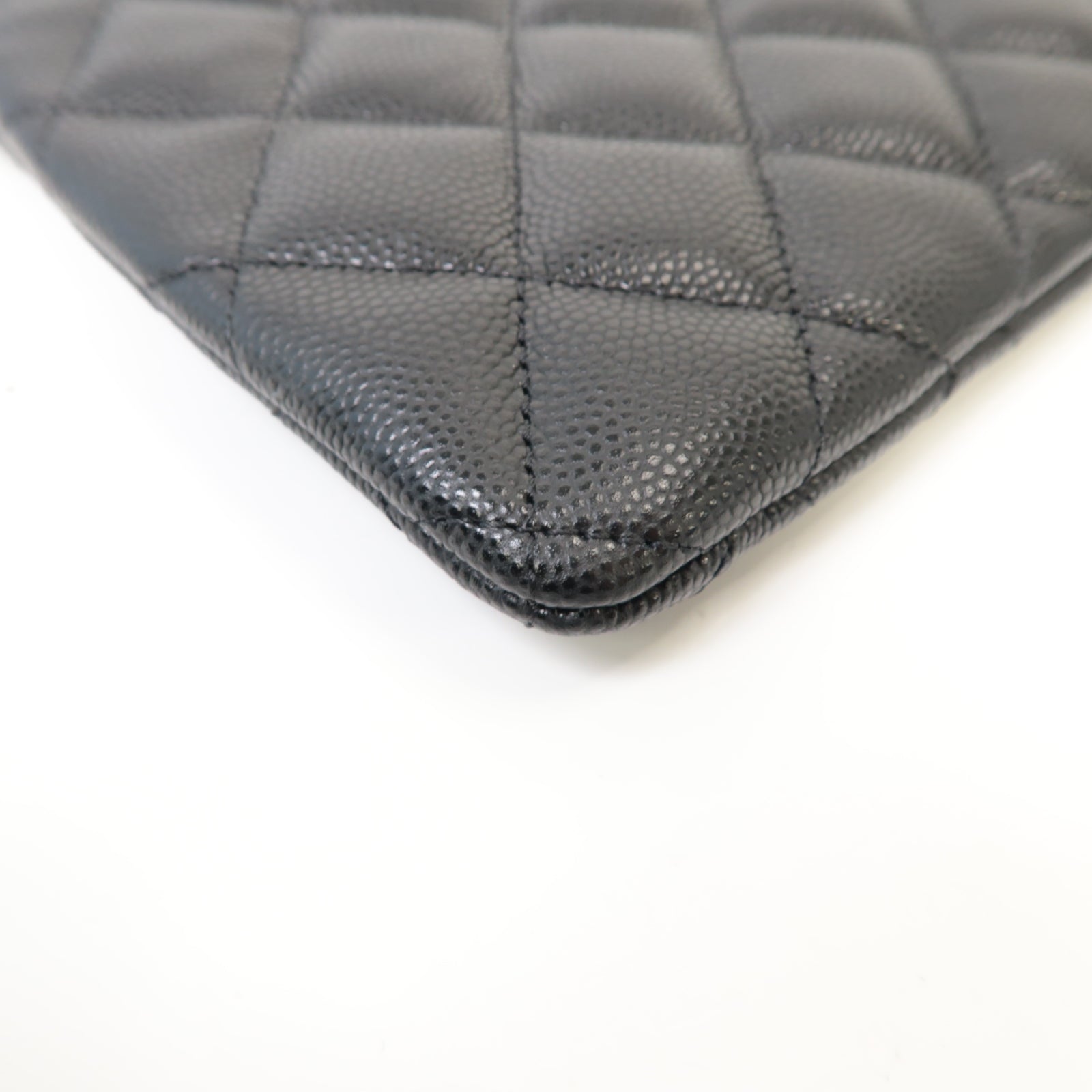 CHANEL 菱格Caviar皮革Pouch金扣手拿包黑色