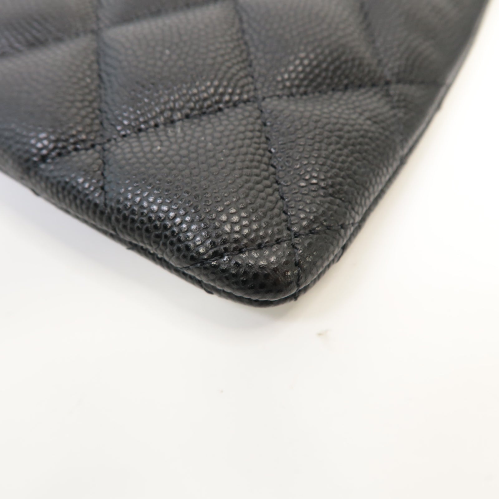 CHANEL 菱格Caviar皮革Pouch金扣手拿包黑色