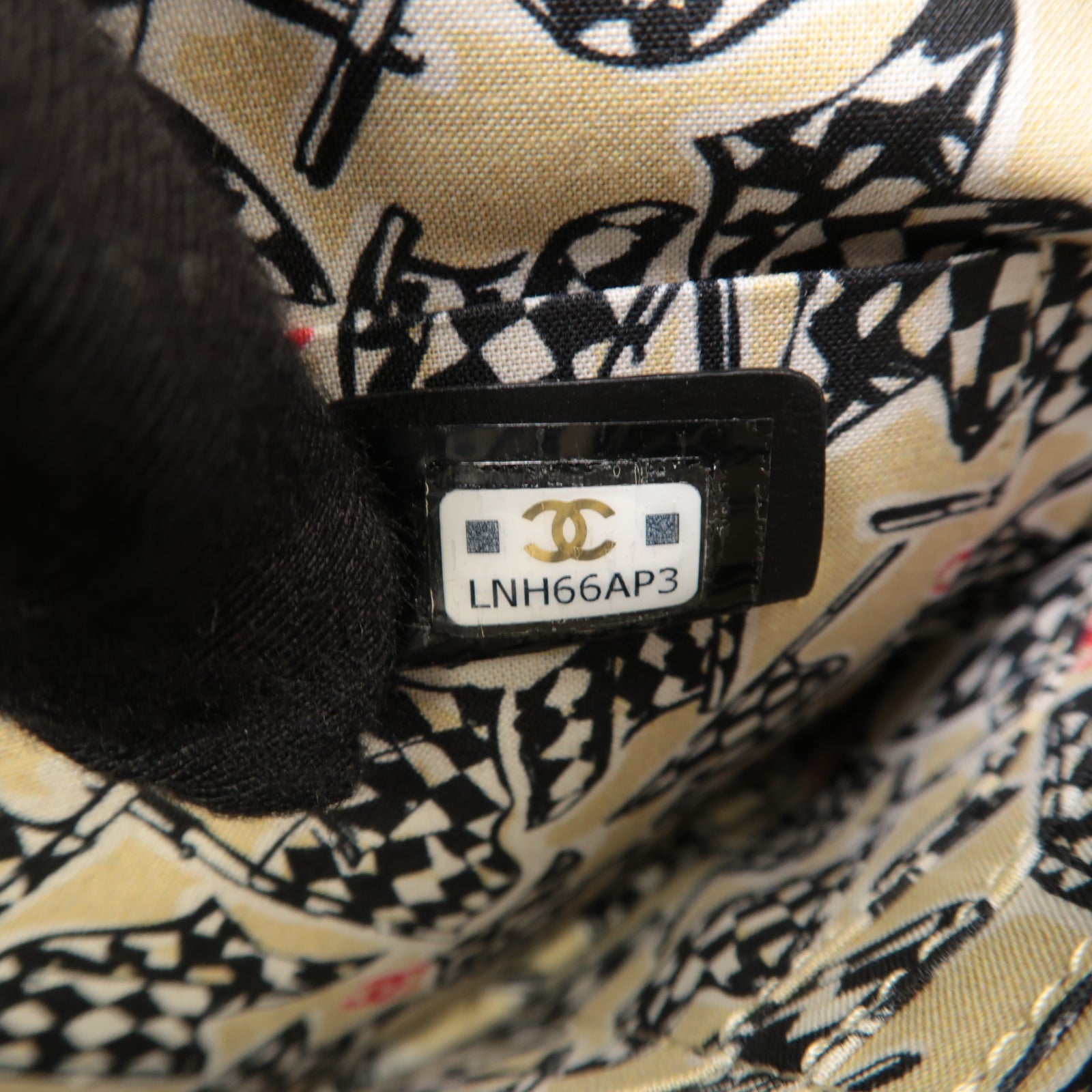 CHANEL 菱格Caviar皮革Pouch金扣手拿包黑色
