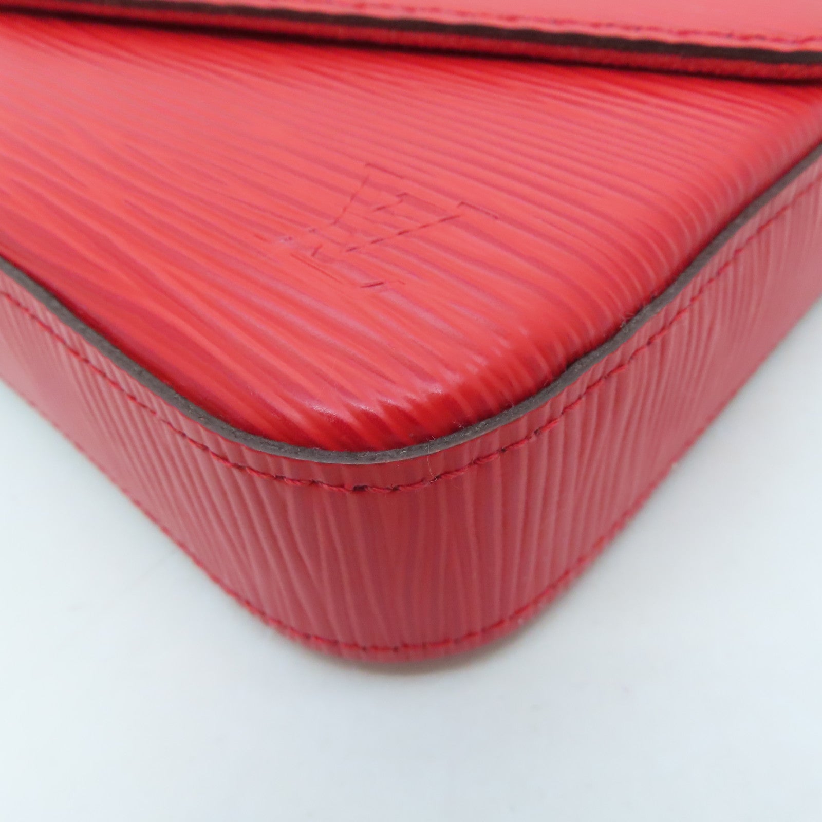 LOUIS VUITTON Epi Felicie Silver Buckle Chain Shoulder Bag Red