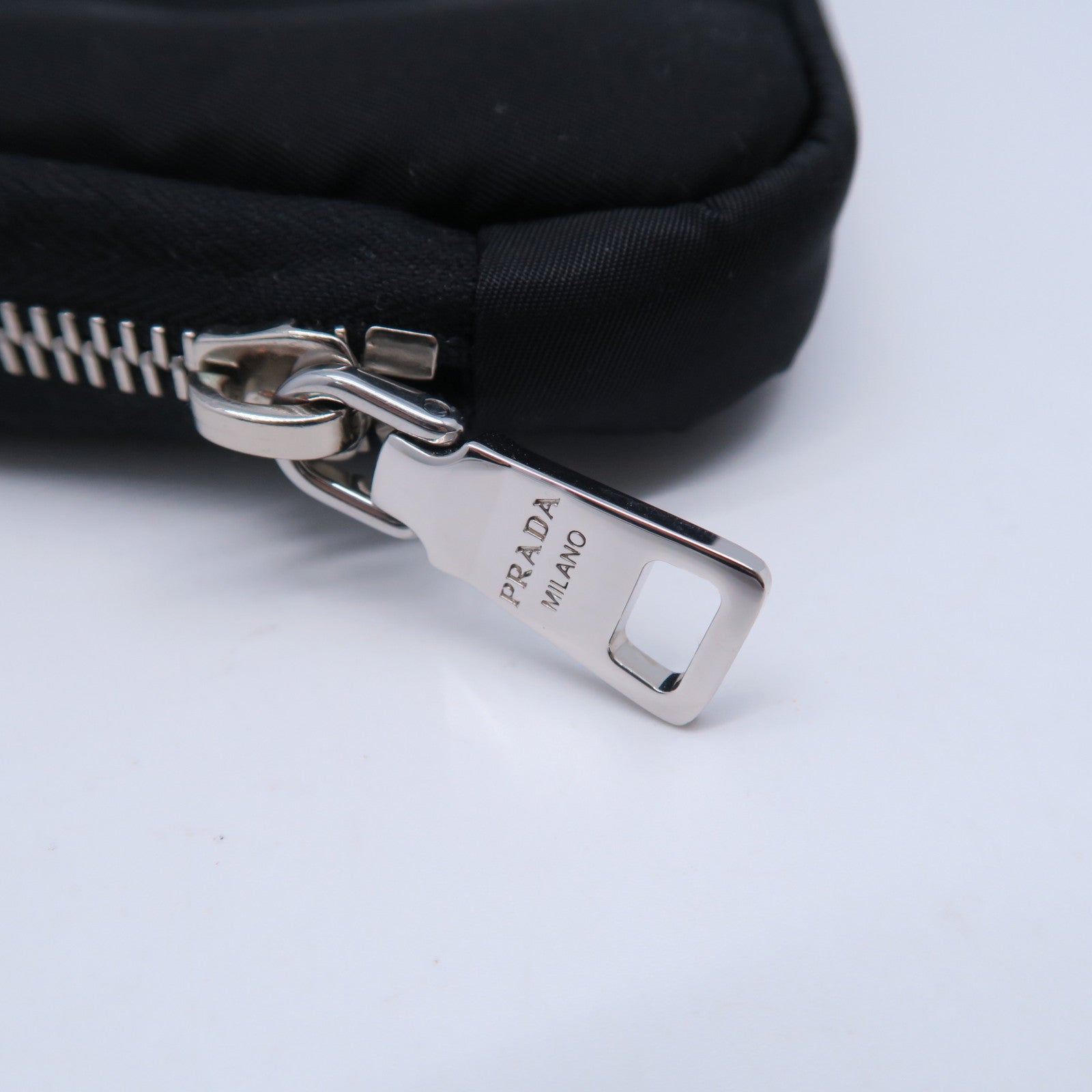 PRADA 尼龍Pouch銀扣手拿包黑色