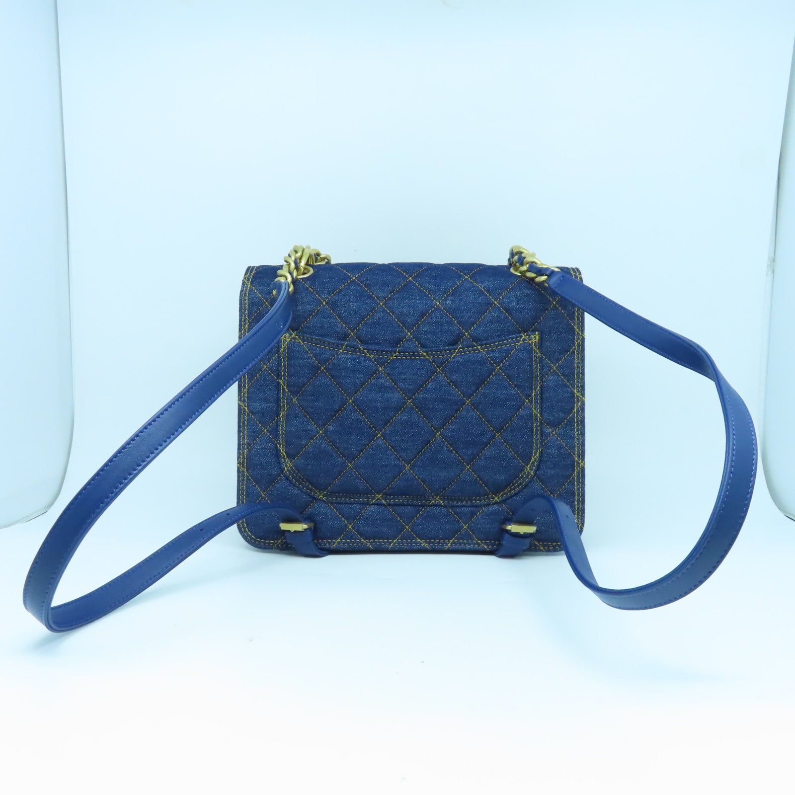 CHANEL 菱格牛仔布帆布Backpack金扣背包藍色