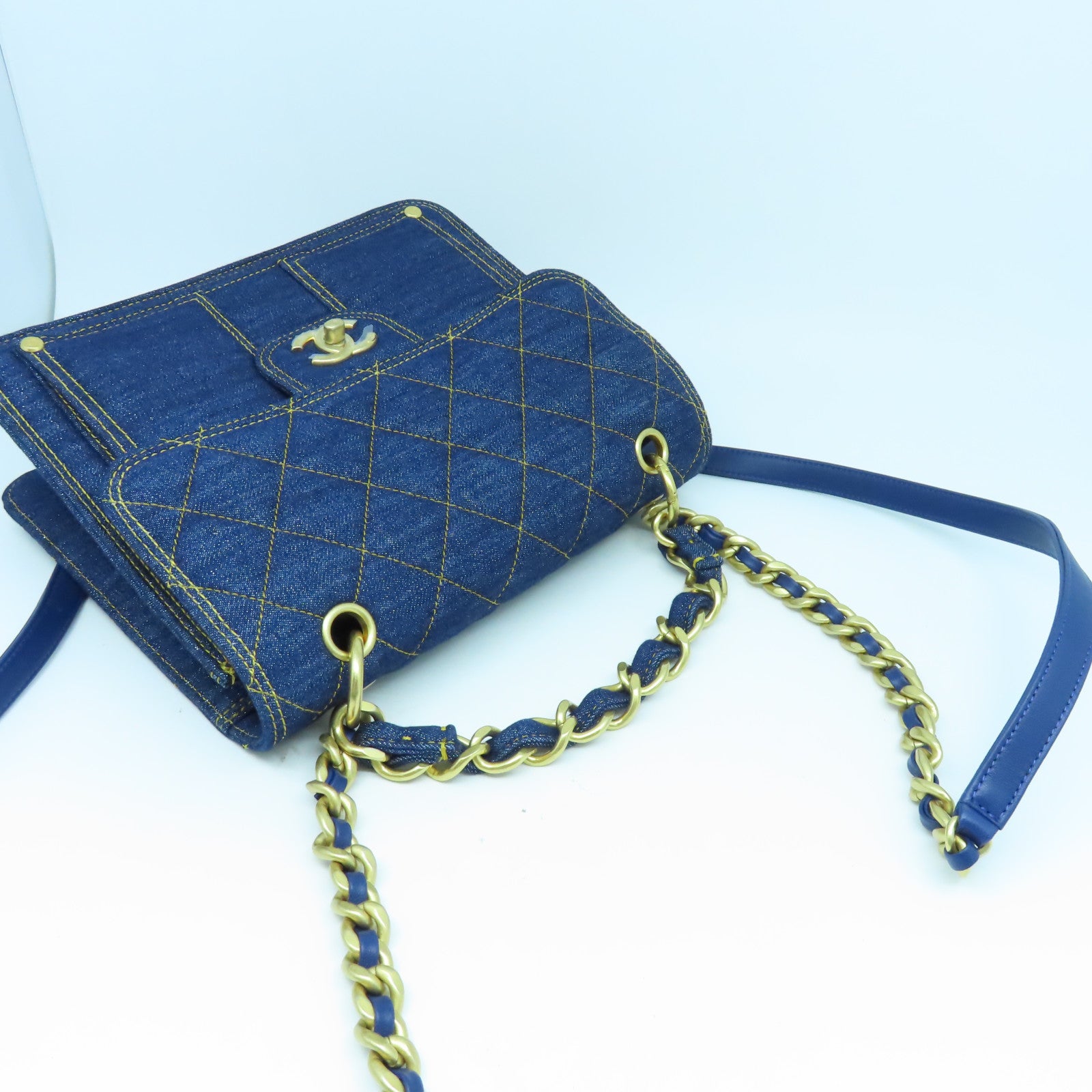 CHANEL 菱格牛仔布帆布Backpack金扣背包藍色
