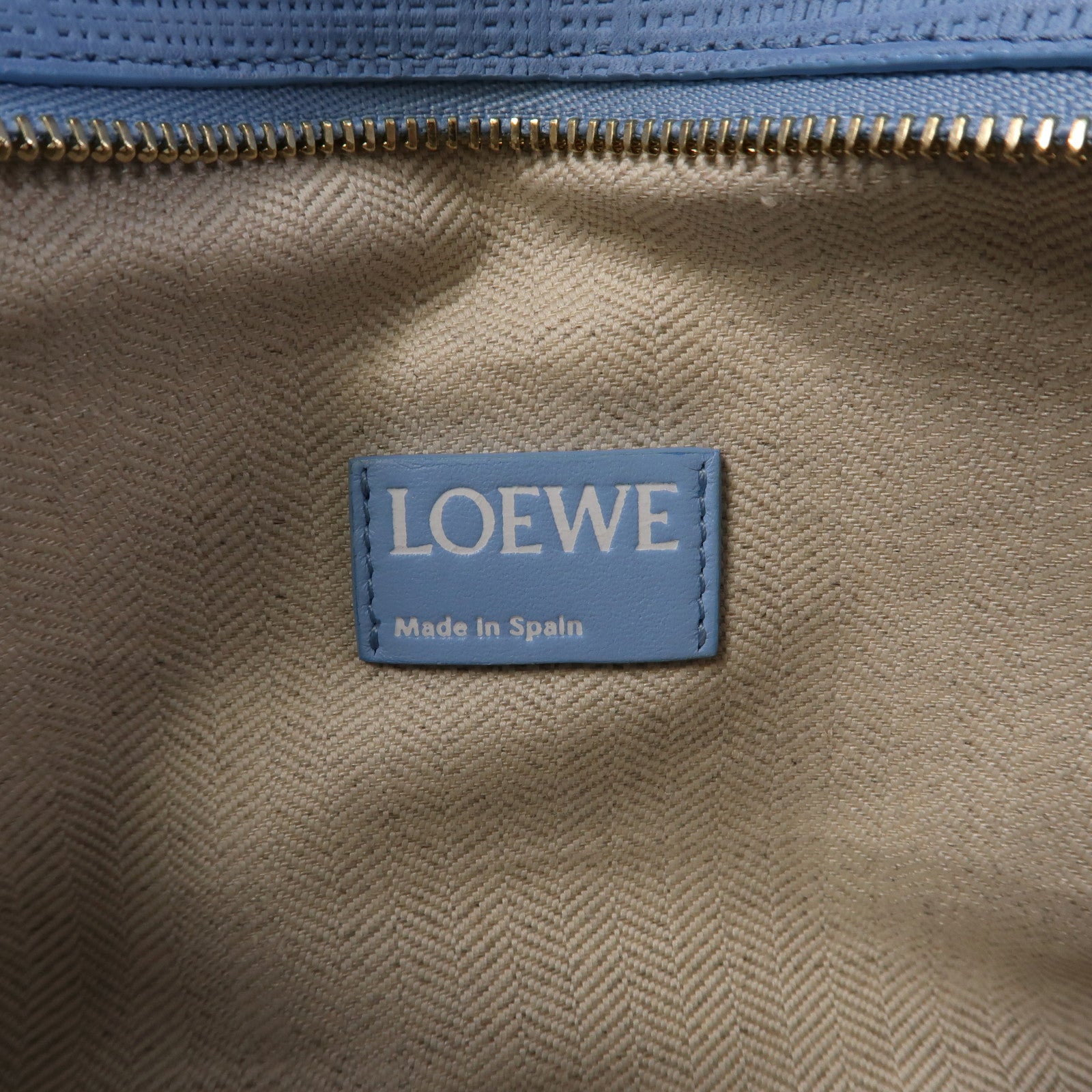 LOEWE 牛皮皮革Clutch金扣肩背袋淺藍色