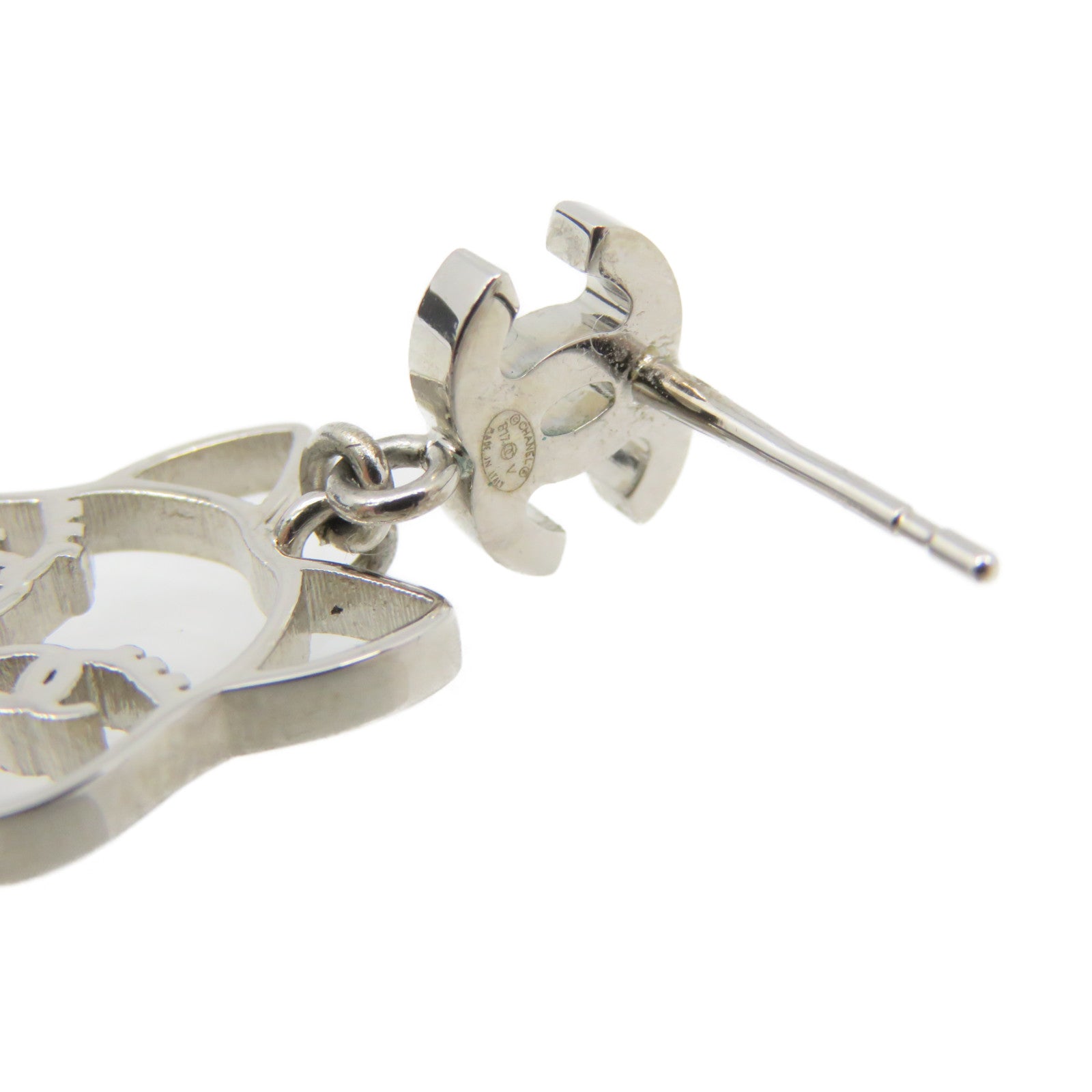 CHANEL metal CC Earrings earrings