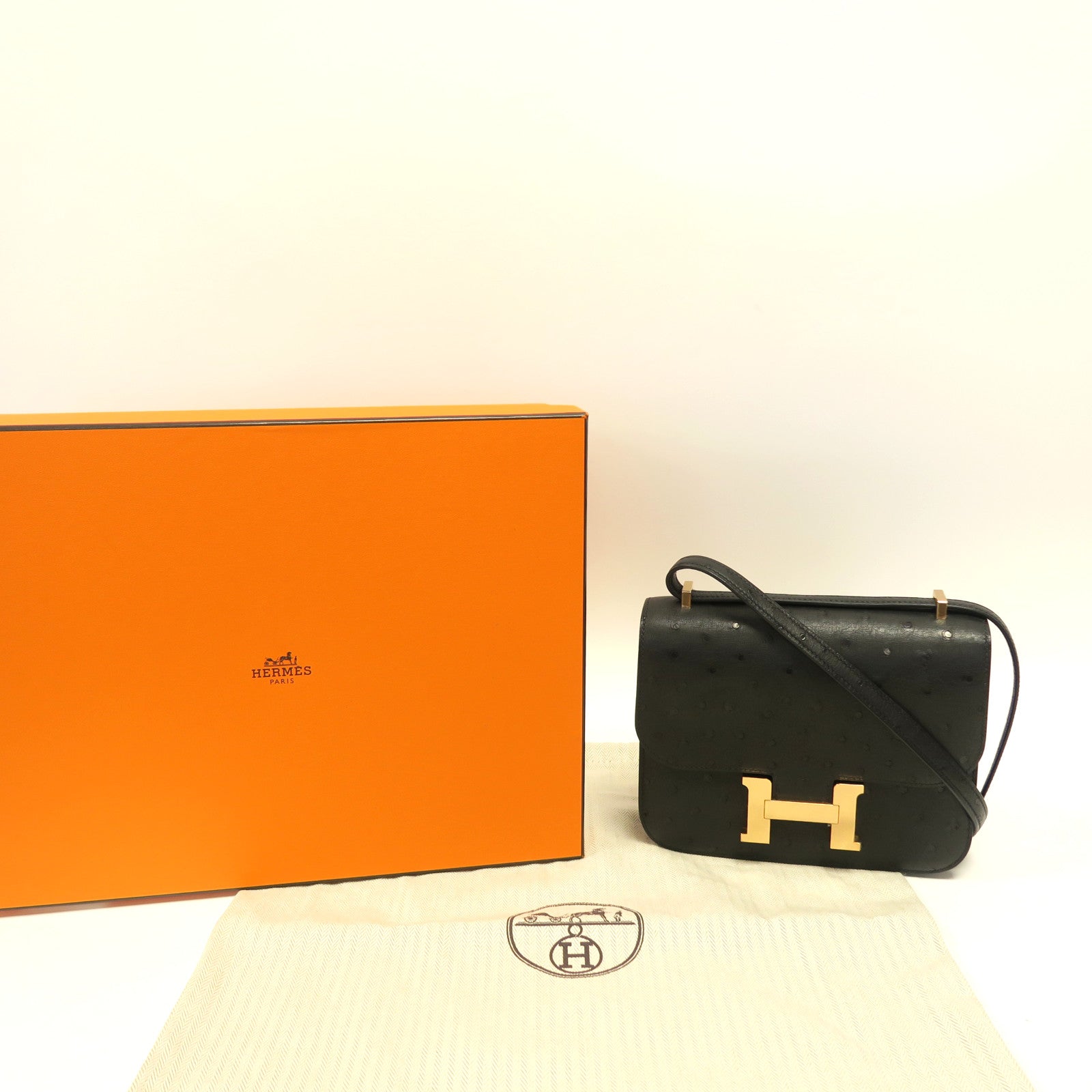 HERMES 鴕鳥皮革Constance Mini肩背袋黑色