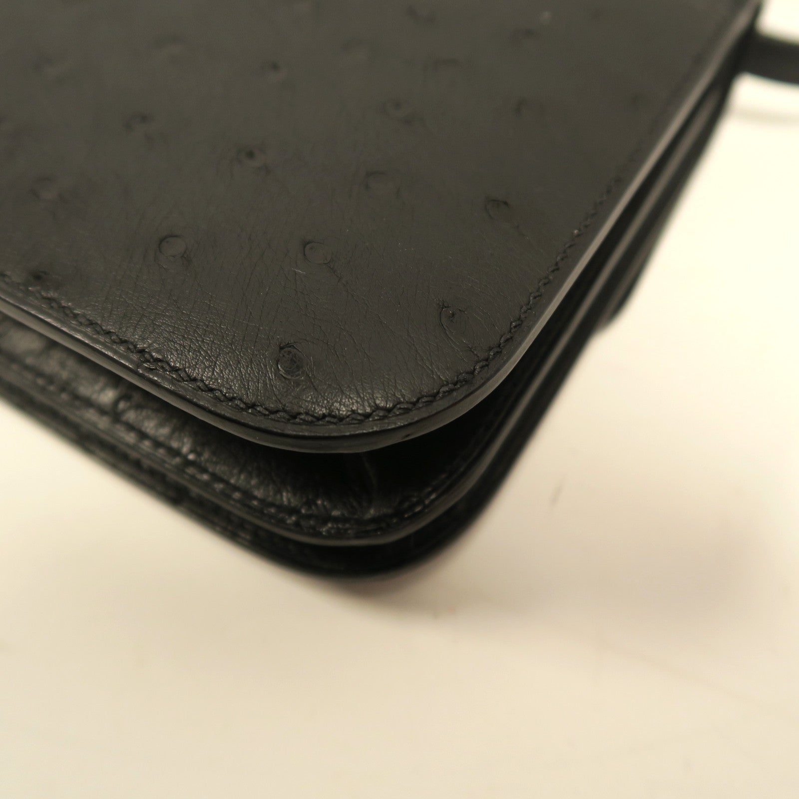 HERMES 鴕鳥皮革Constance Mini肩背袋黑色