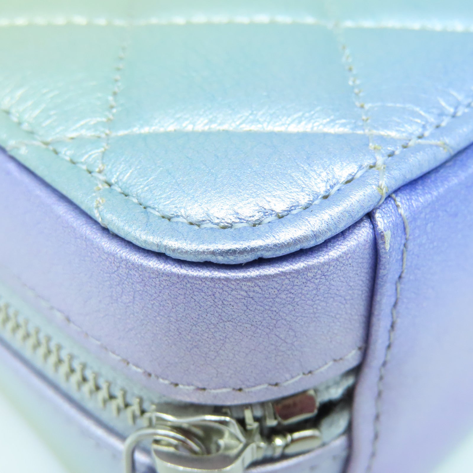 CHANEL 菱格牛皮皮革Vanity Bag银扣链带肩背袋彩虹色