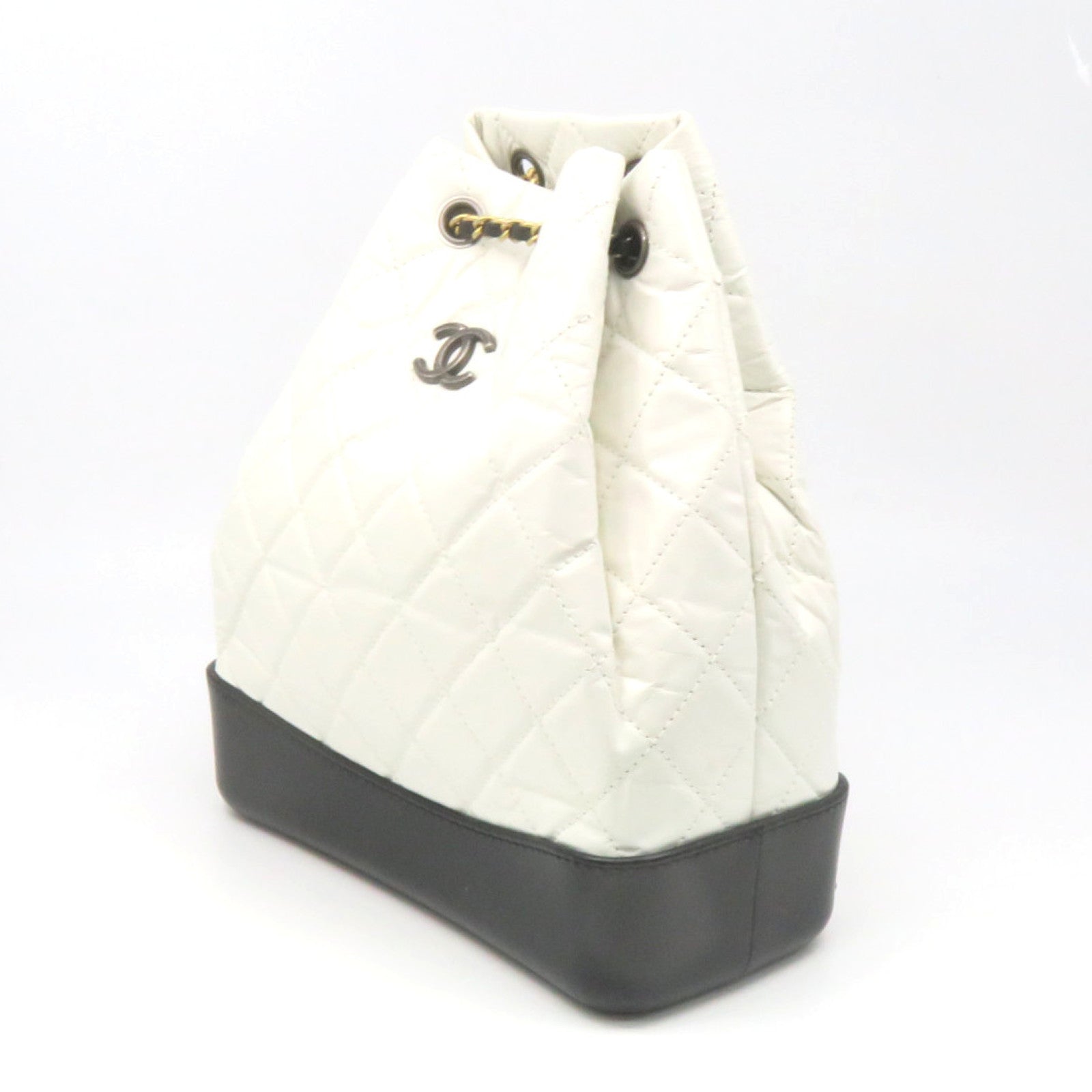 CHANEL 菱格牛皮皮革Gabrielle Backpack鏈帶肩背袋白色/黑色