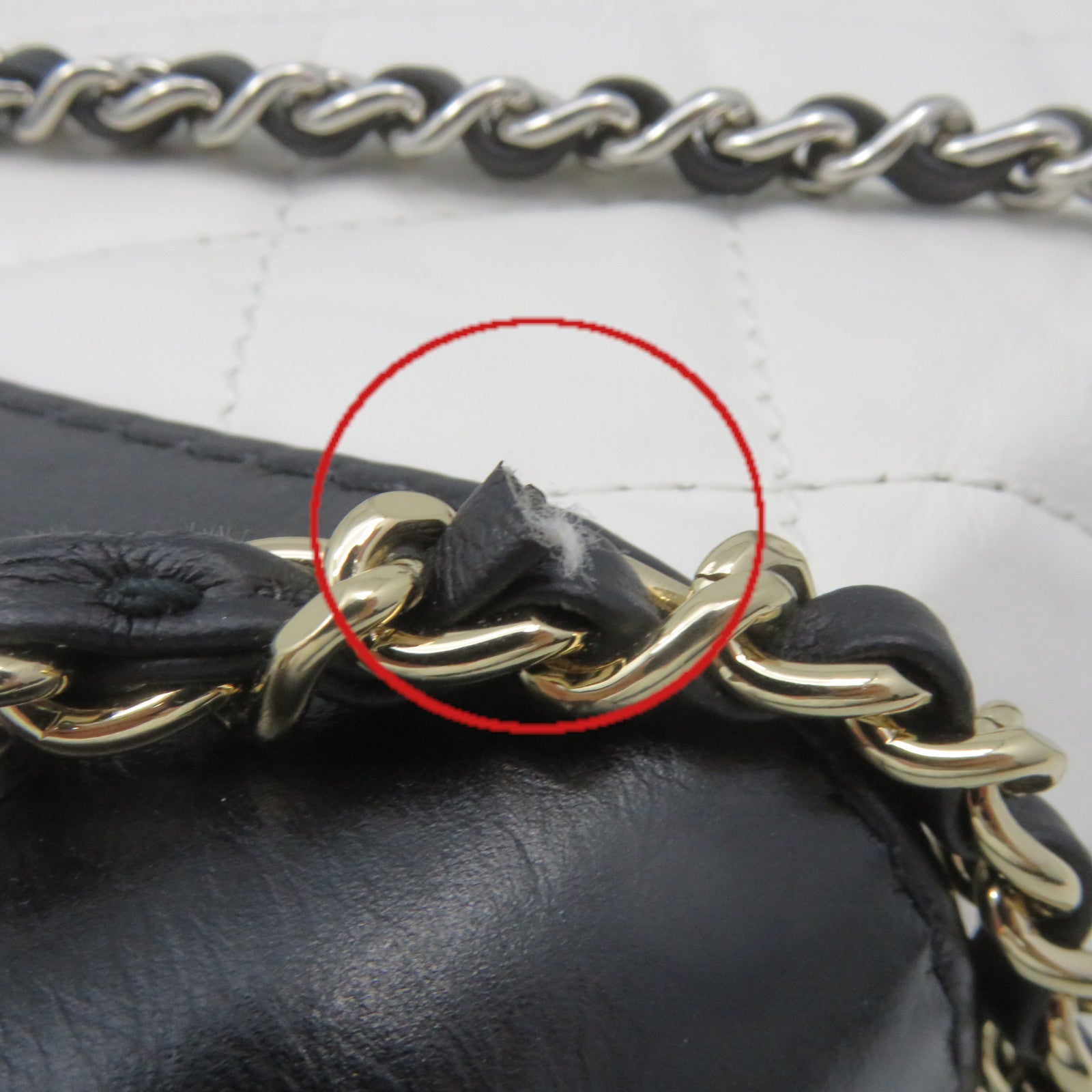 CHANEL 菱格牛皮皮革Gabrielle Backpack鏈帶肩背袋白色/黑色