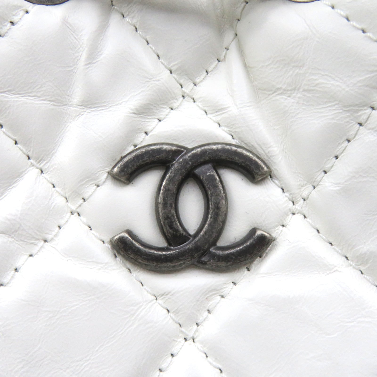 CHANEL 菱格牛皮皮革Gabrielle Backpack鏈帶肩背袋白色/黑色