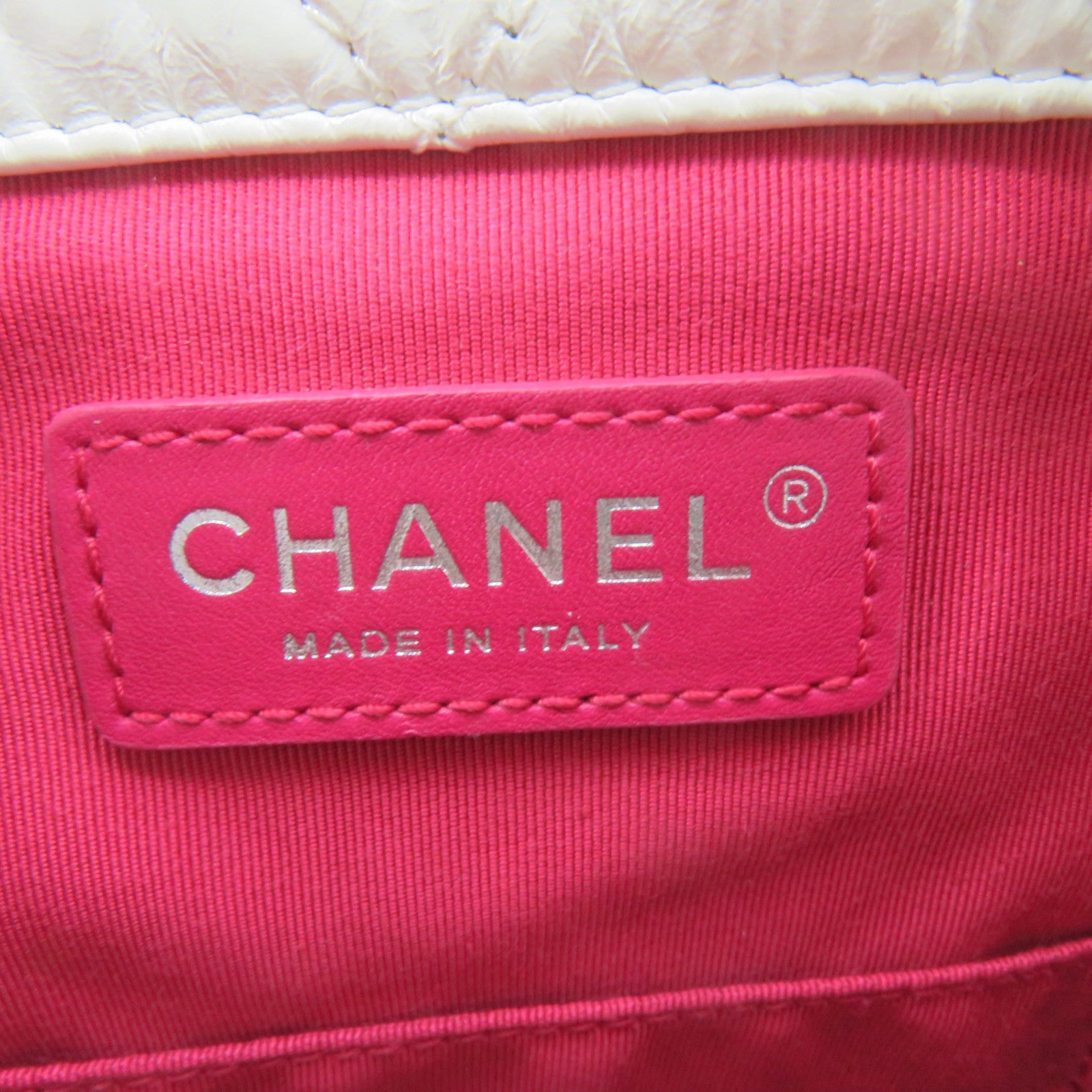 CHANEL 菱格牛皮皮革Gabrielle Backpack鏈帶肩背袋白色/黑色