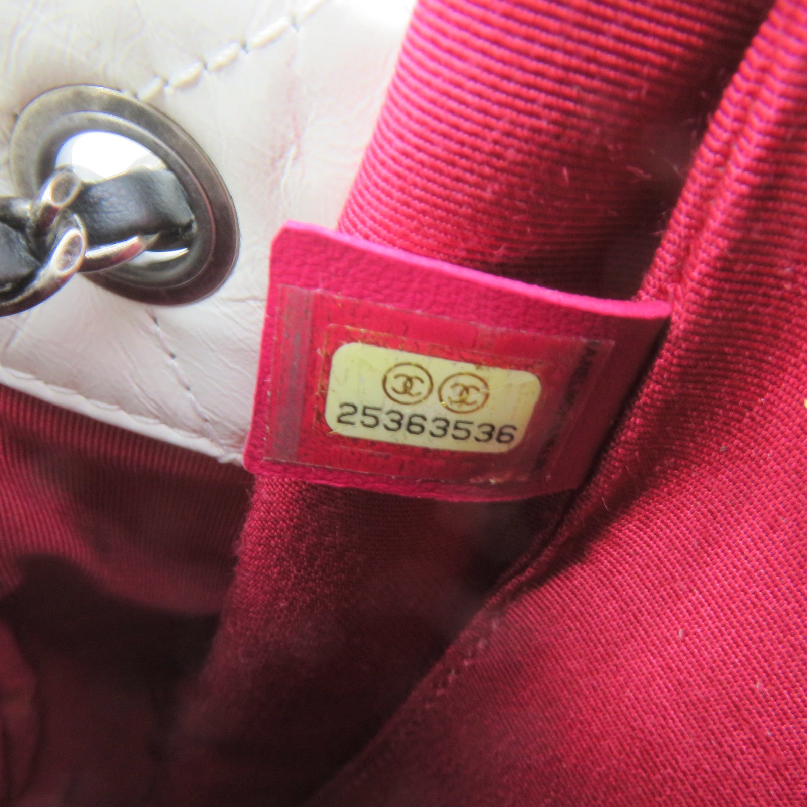 CHANEL 菱格牛皮皮革Gabrielle Backpack鏈帶肩背袋白色/黑色