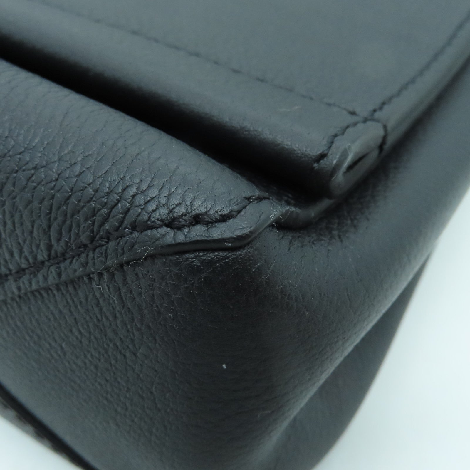 LOUIS VUITTON Taurillon Lockme II BB銀扣肩背袋黑色