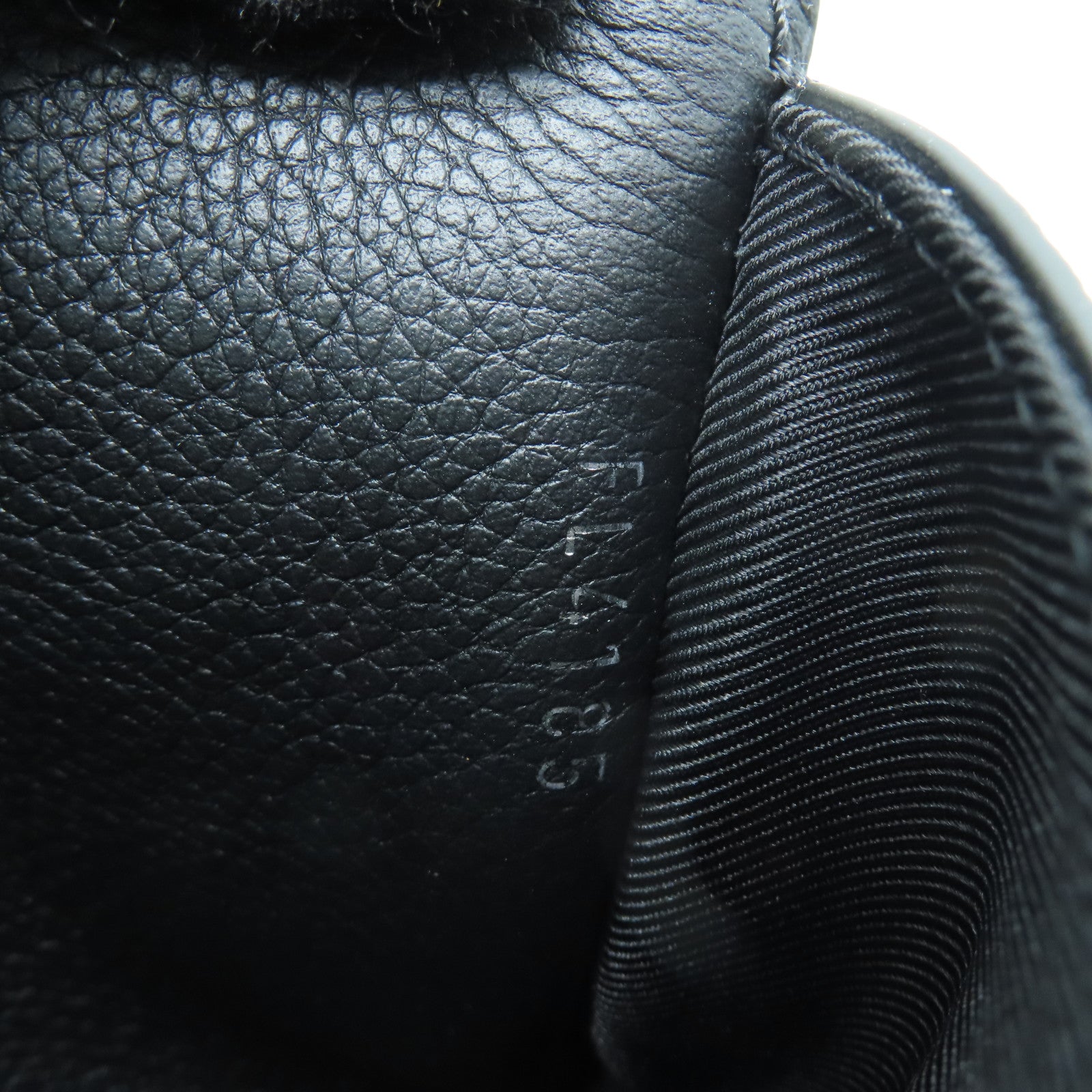 LOUIS VUITTON Taurillon Lockme II BB銀扣肩背袋黑色