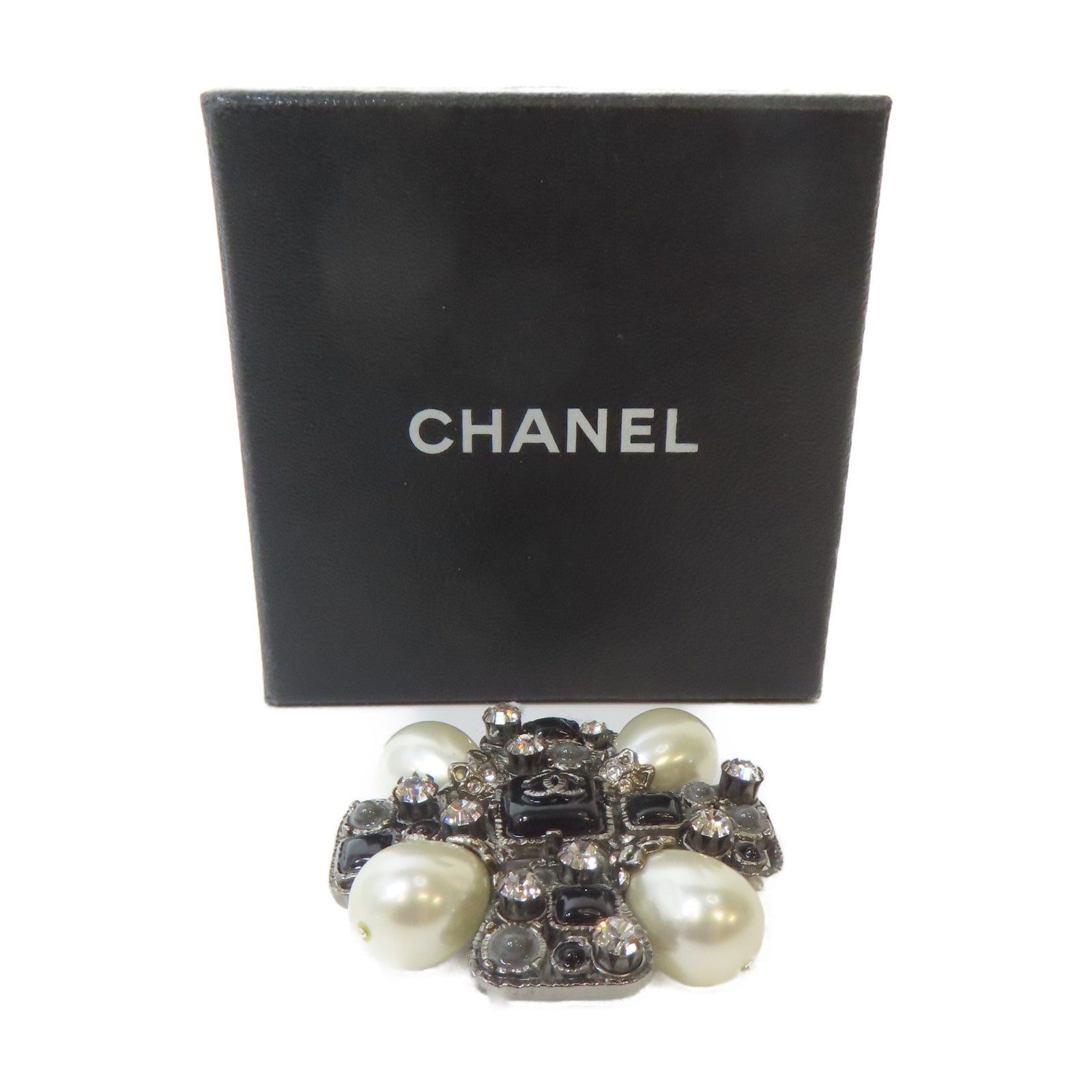 CHANEL 金屬/仿珍珠Brooch銀扣胸針黑色/銀色/白色