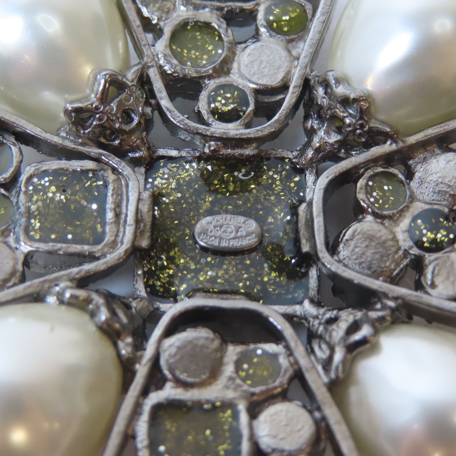 CHANEL 金屬/仿珍珠Brooch銀扣胸針黑色/銀色/白色