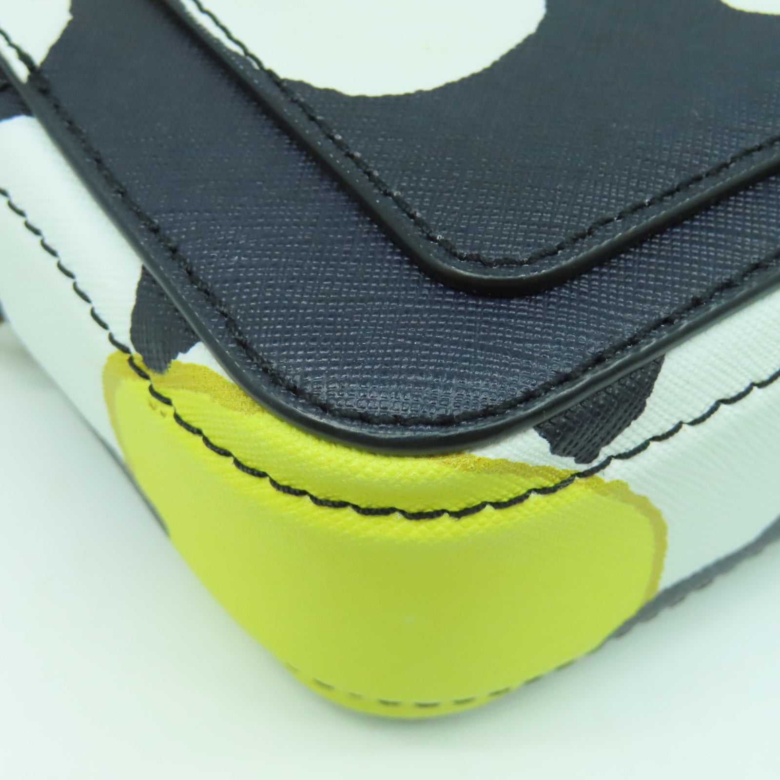MARC JACOBS 【激減優惠】塗層帆布Camera Bag金扣肩背袋黑色/白色/黃色