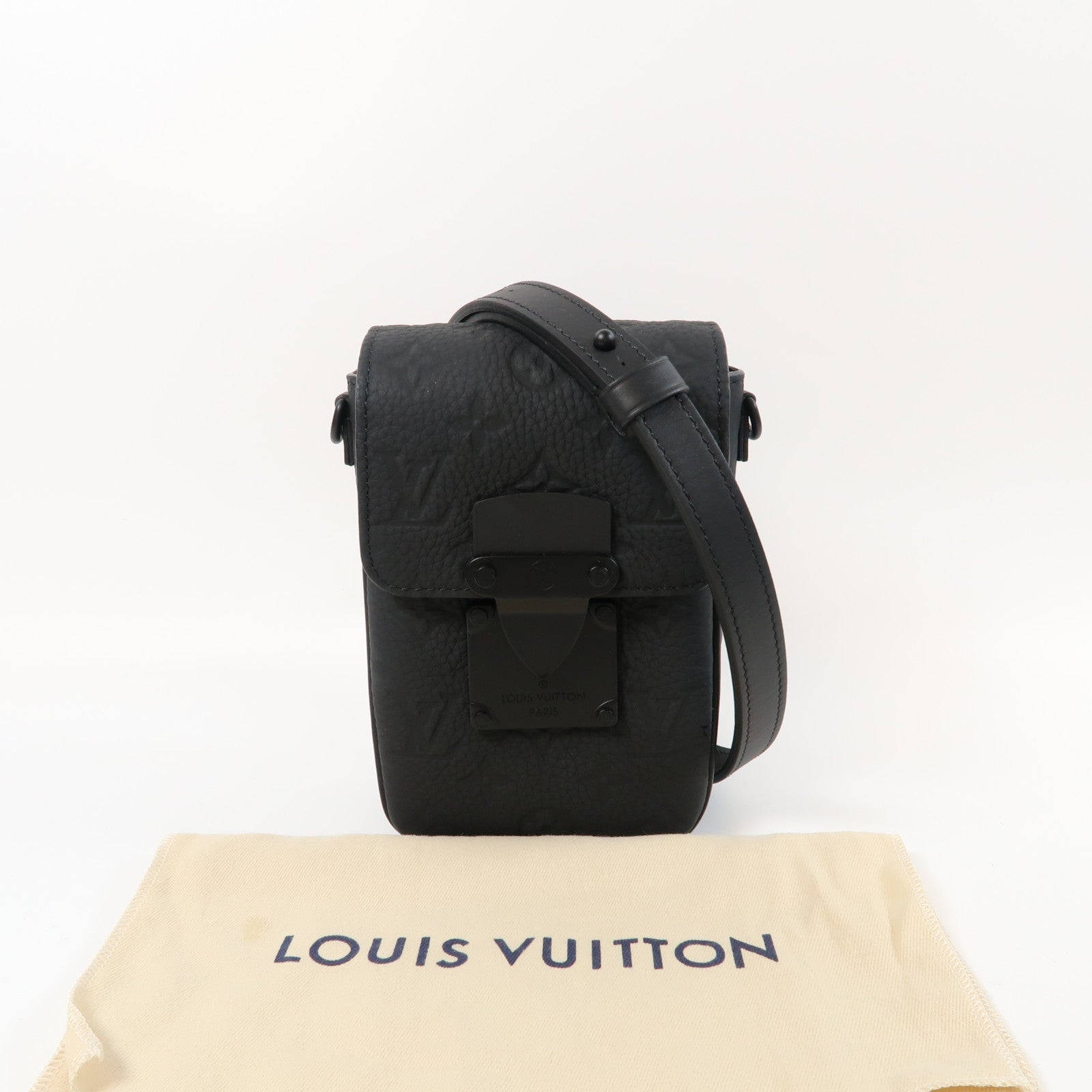 LOUIS VUITTON Taurillon Monogram S-Lock Vertical Wearable Wallet Bag肩背袋黑色