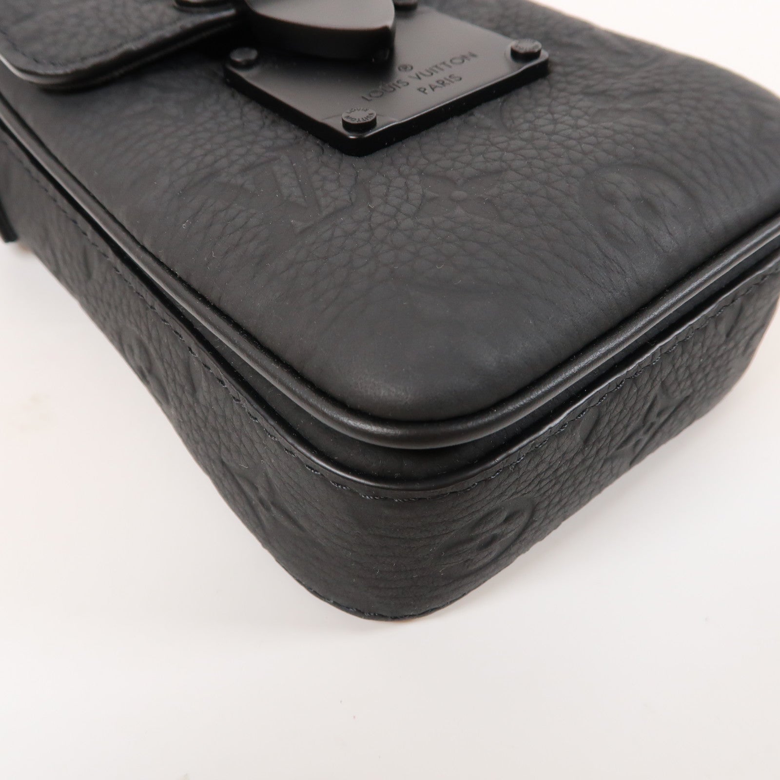 LOUIS VUITTON Taurillon Monogram S-Lock Vertical Wearable Wallet Bag肩背袋黑色