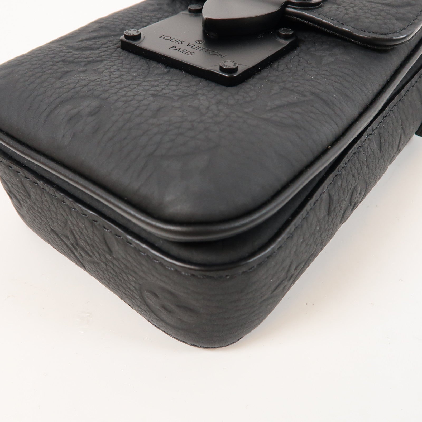 LOUIS VUITTON Taurillon Monogram S-Lock Vertical Wearable Wallet Bag肩背袋黑色