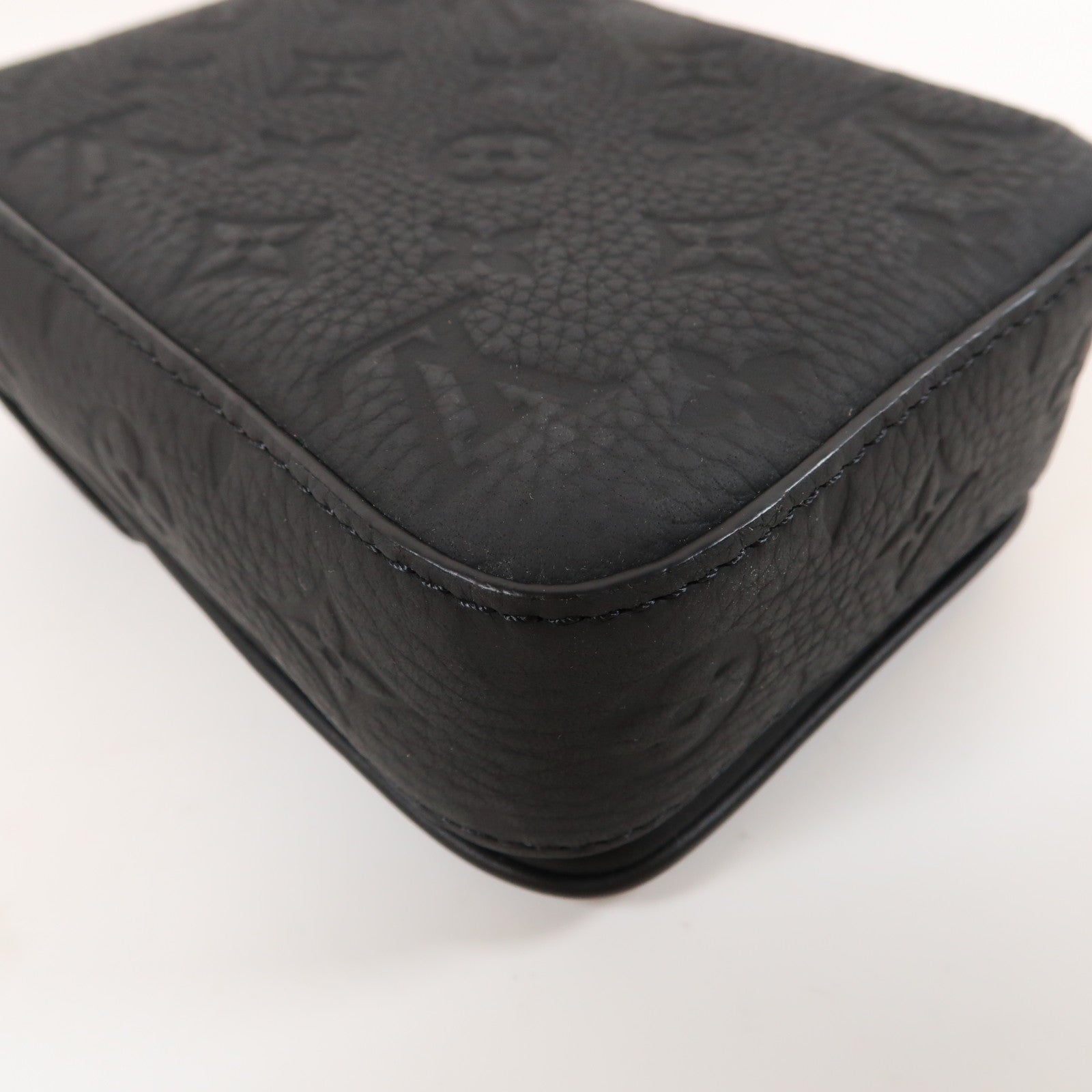 LOUIS VUITTON Taurillon Monogram S-Lock Vertical Wearable Wallet Bag肩背袋黑色