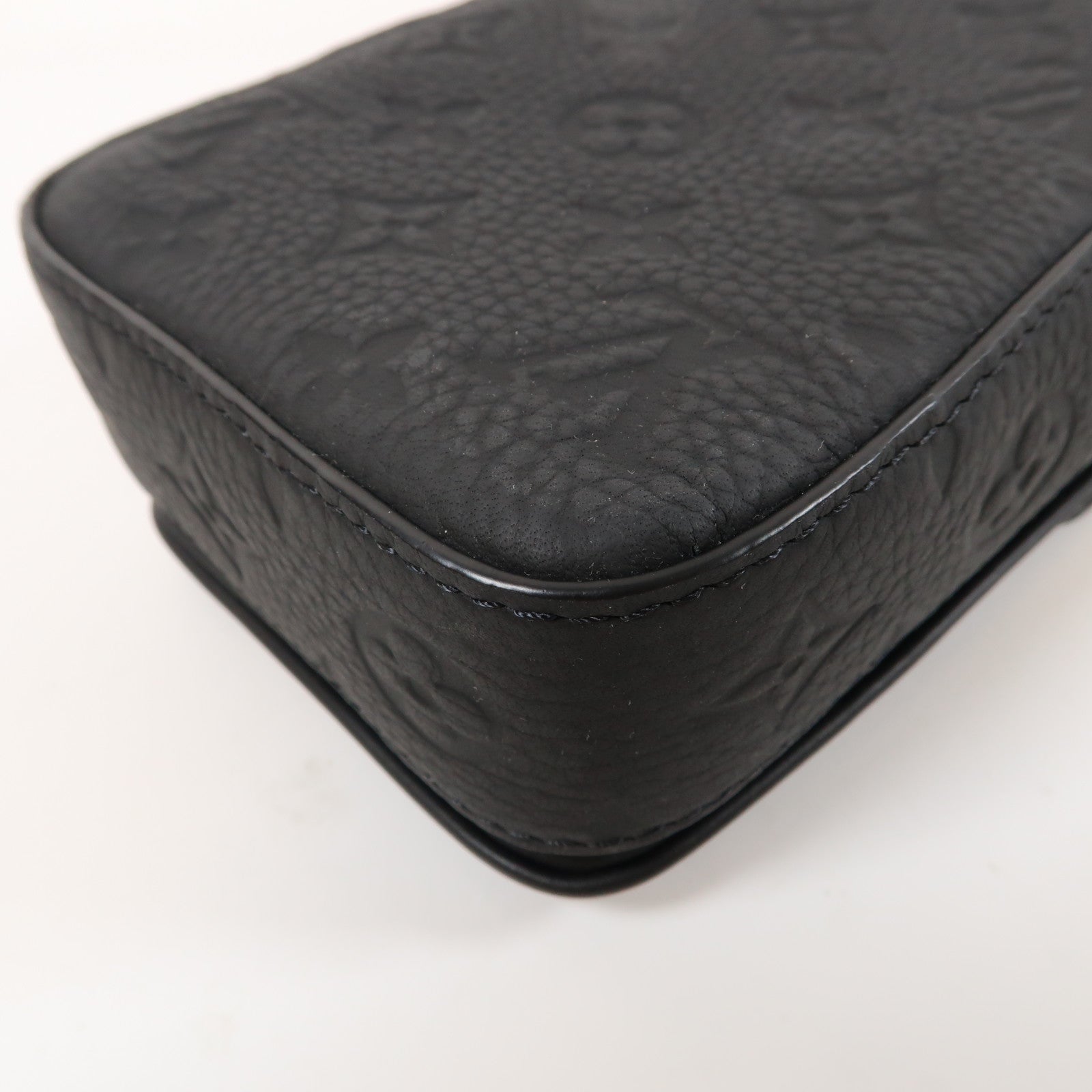 LOUIS VUITTON Taurillon Monogram S-Lock Vertical Wearable Wallet Bag肩背袋黑色