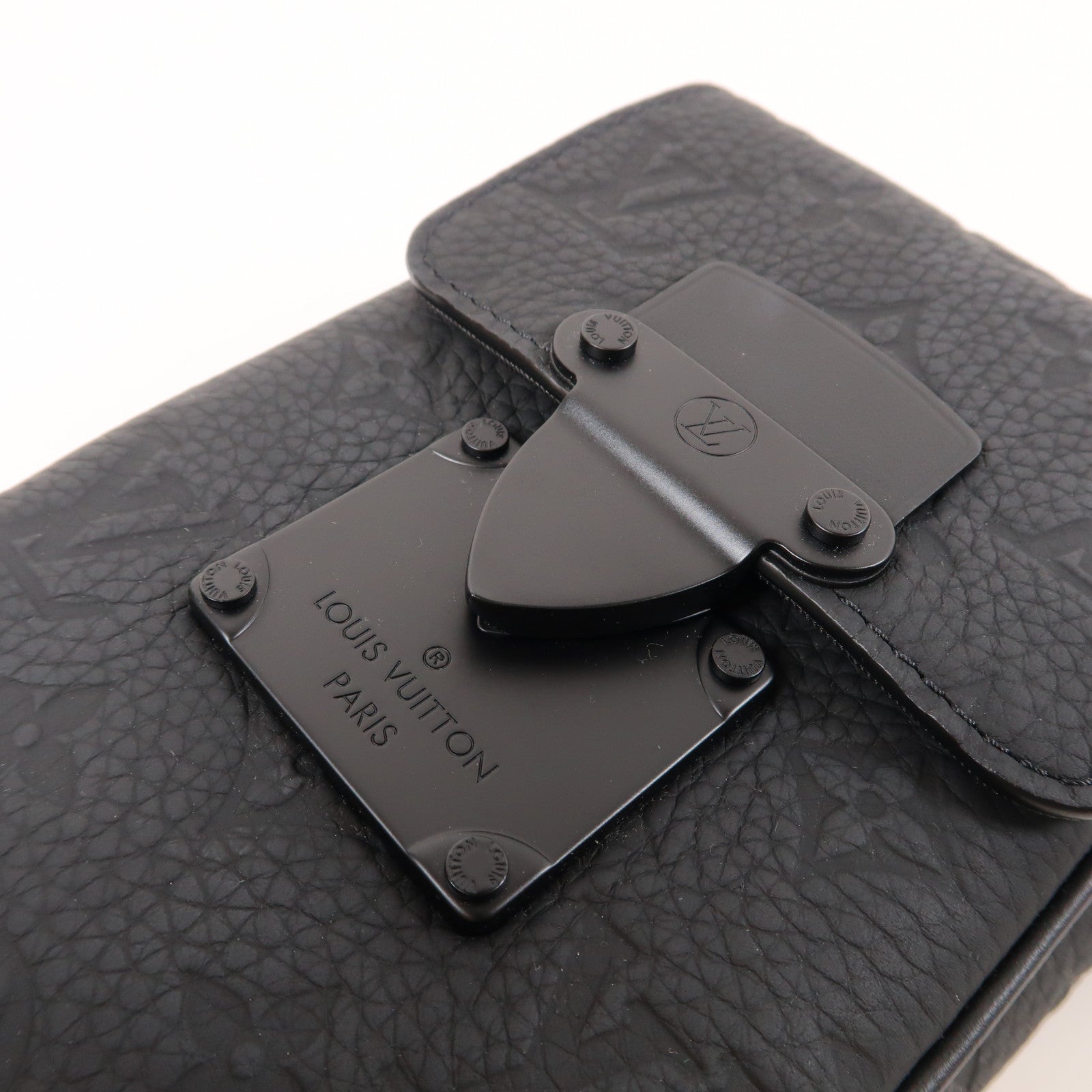 LOUIS VUITTON Taurillon Monogram S-Lock Vertical Wearable Wallet Bag肩背袋黑色