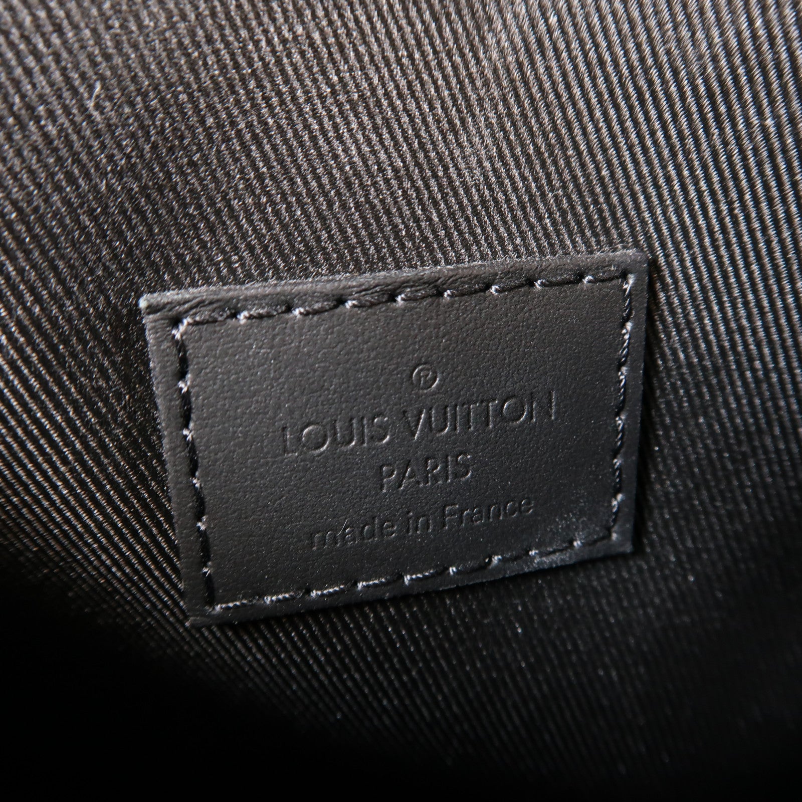 LOUIS VUITTON Taurillon Monogram S-Lock Vertical Wearable Wallet Bag肩背袋黑色