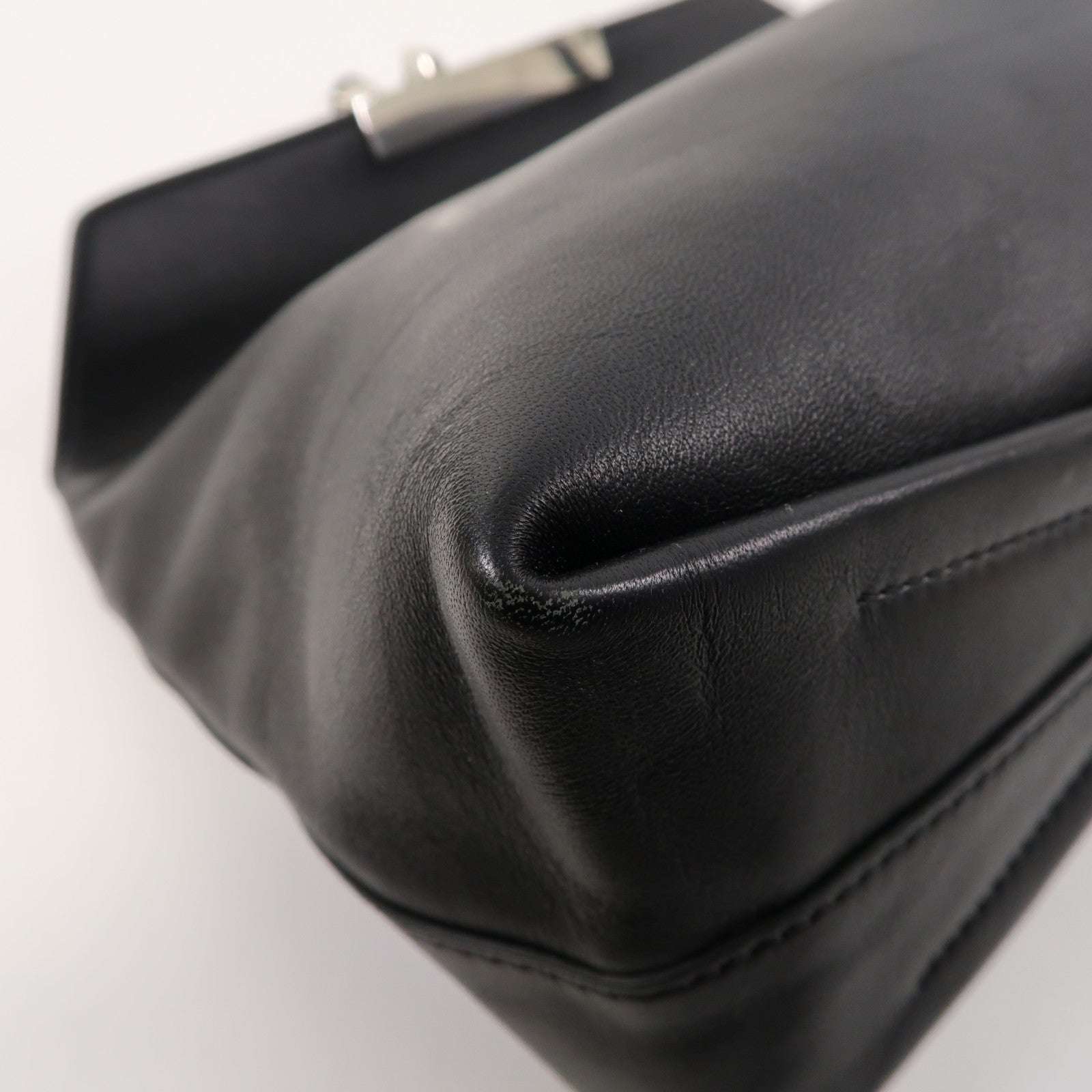 Alexander McQueen 牛皮皮革Skull Clutch Bag銀扣手拿包黑色