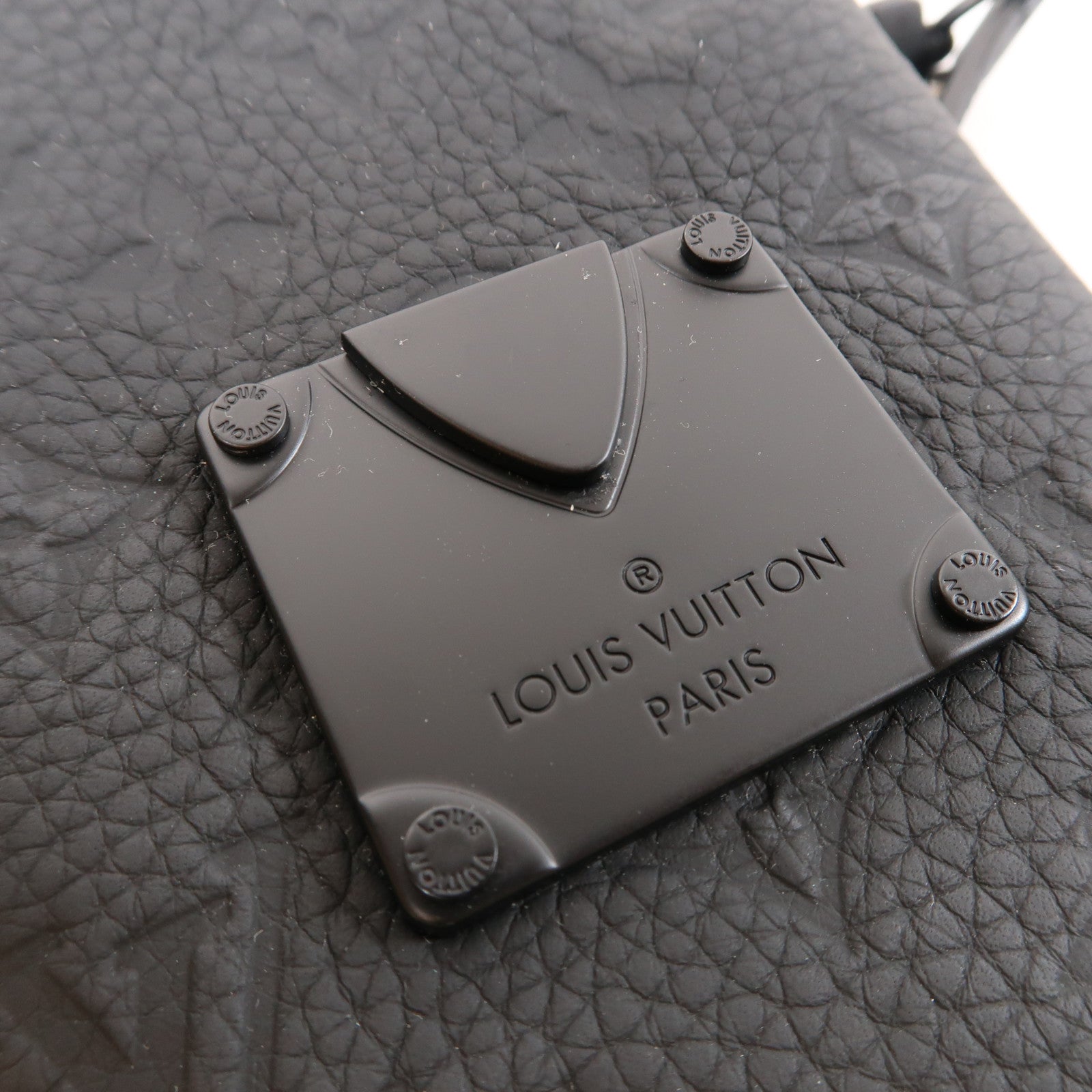 LOUIS VUITTON Taurillon Monogram S-Lock Vertical Wearable Wallet Bag肩背袋黑色