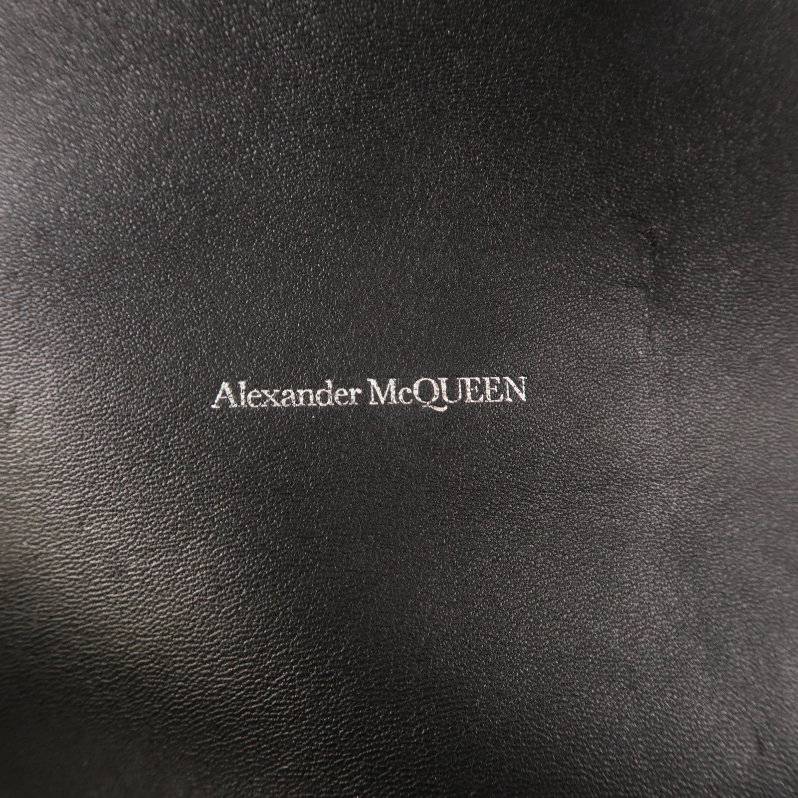 Alexander McQueen 牛皮皮革Skull Clutch Bag銀扣手拿包黑色