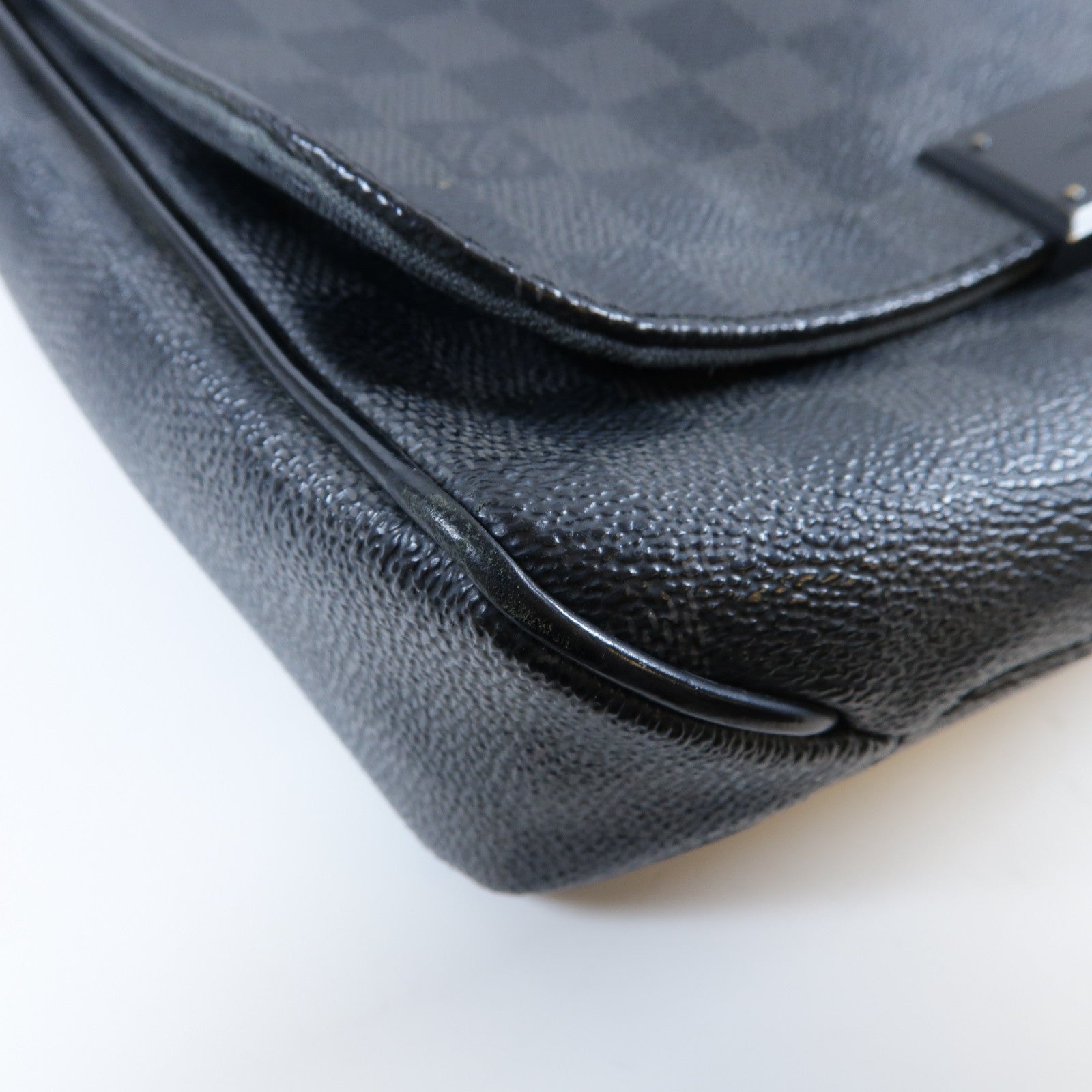 LOUIS VUITTON Damier Graphite District PM銀扣肩背袋黑色/灰色