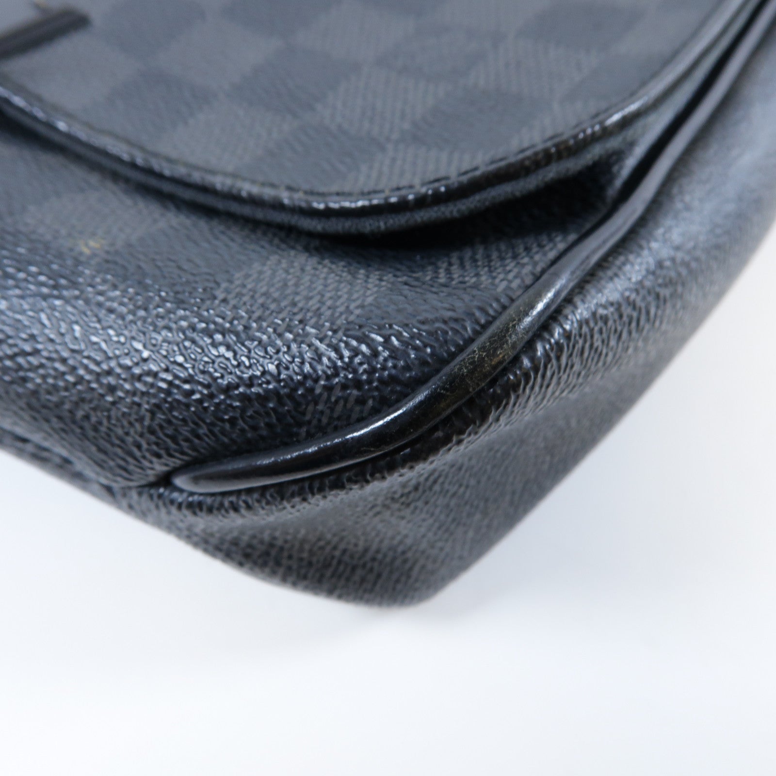 LOUIS VUITTON Damier Graphite District PM銀扣肩背袋黑色/灰色