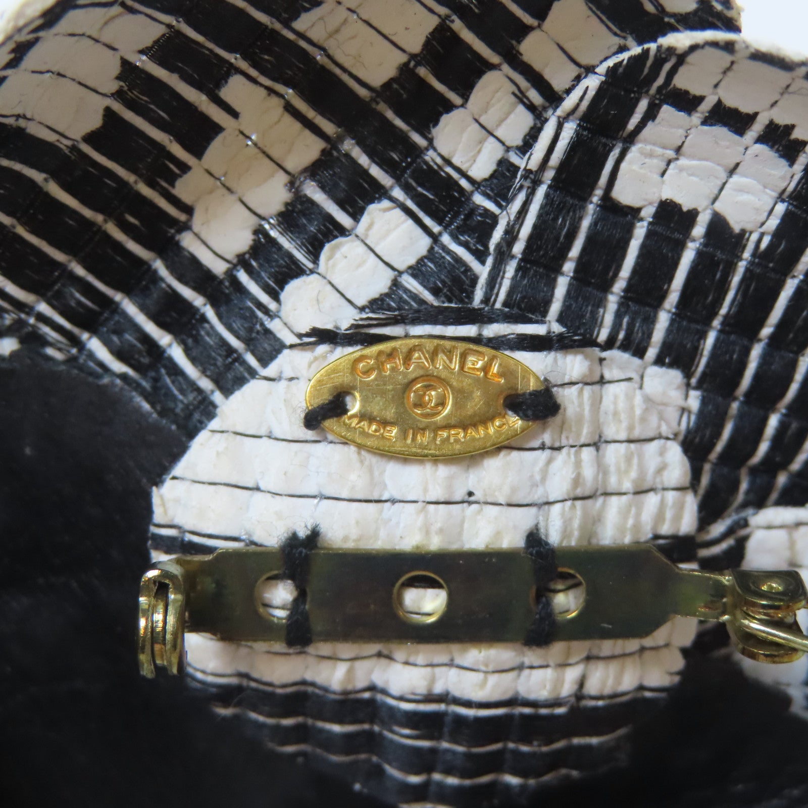 CHANEL 藤製Brooch金扣胸針黑色/白色