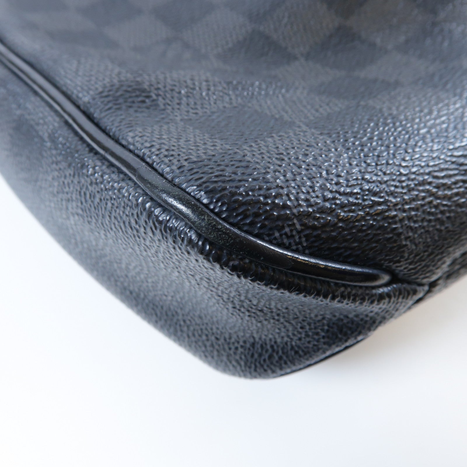 LOUIS VUITTON Damier Graphite District PM銀扣肩背袋黑色/灰色